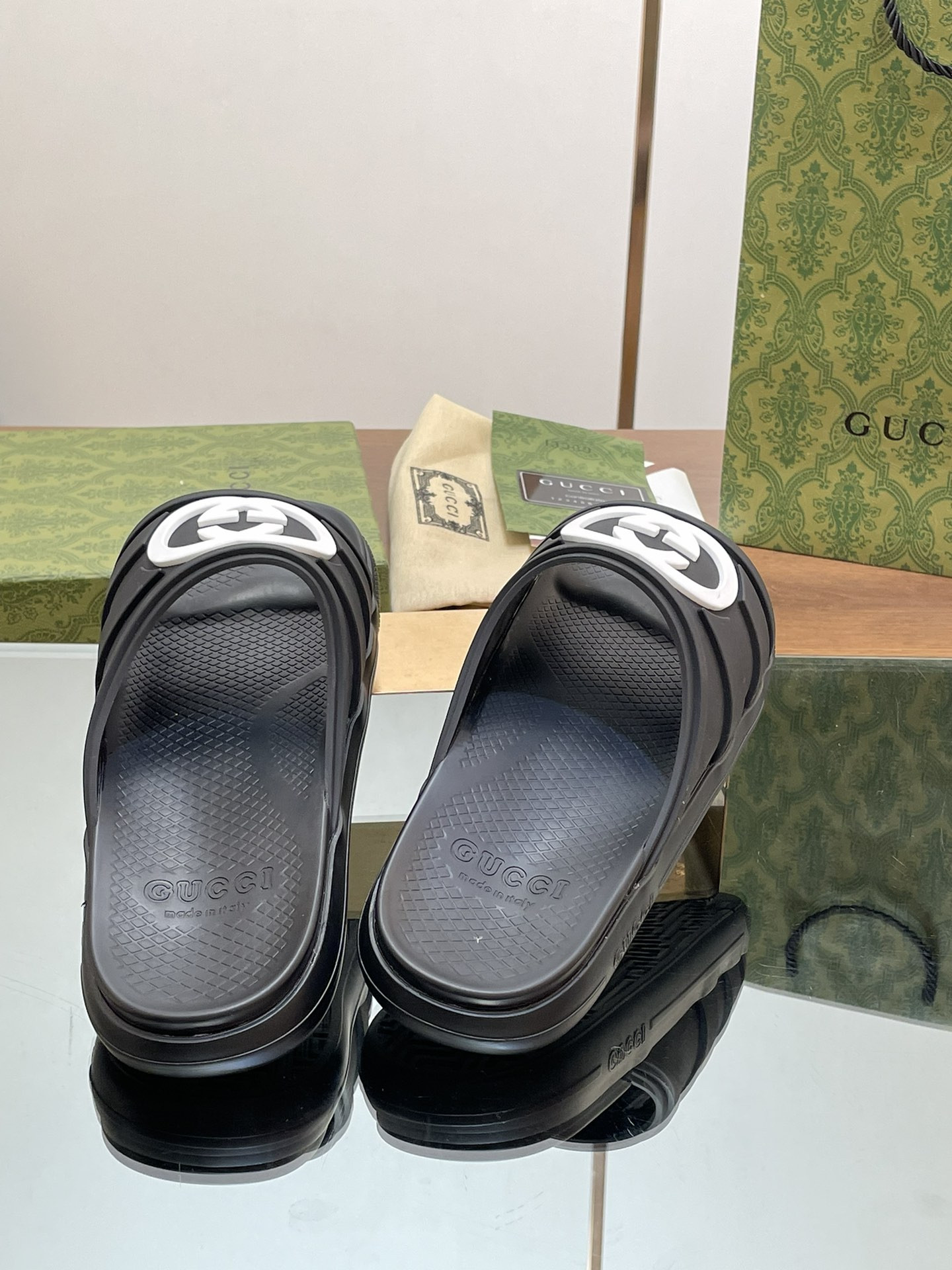 UA GUCCI INTERLOCKING G SLIDE SANDAL