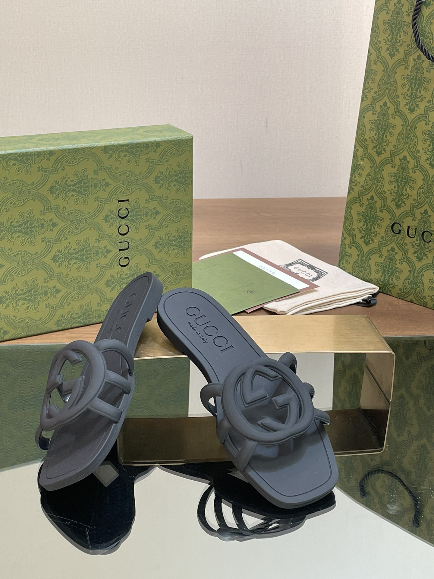 UA GUCCI INTERLOCKING G SLIDE SANDAL Black