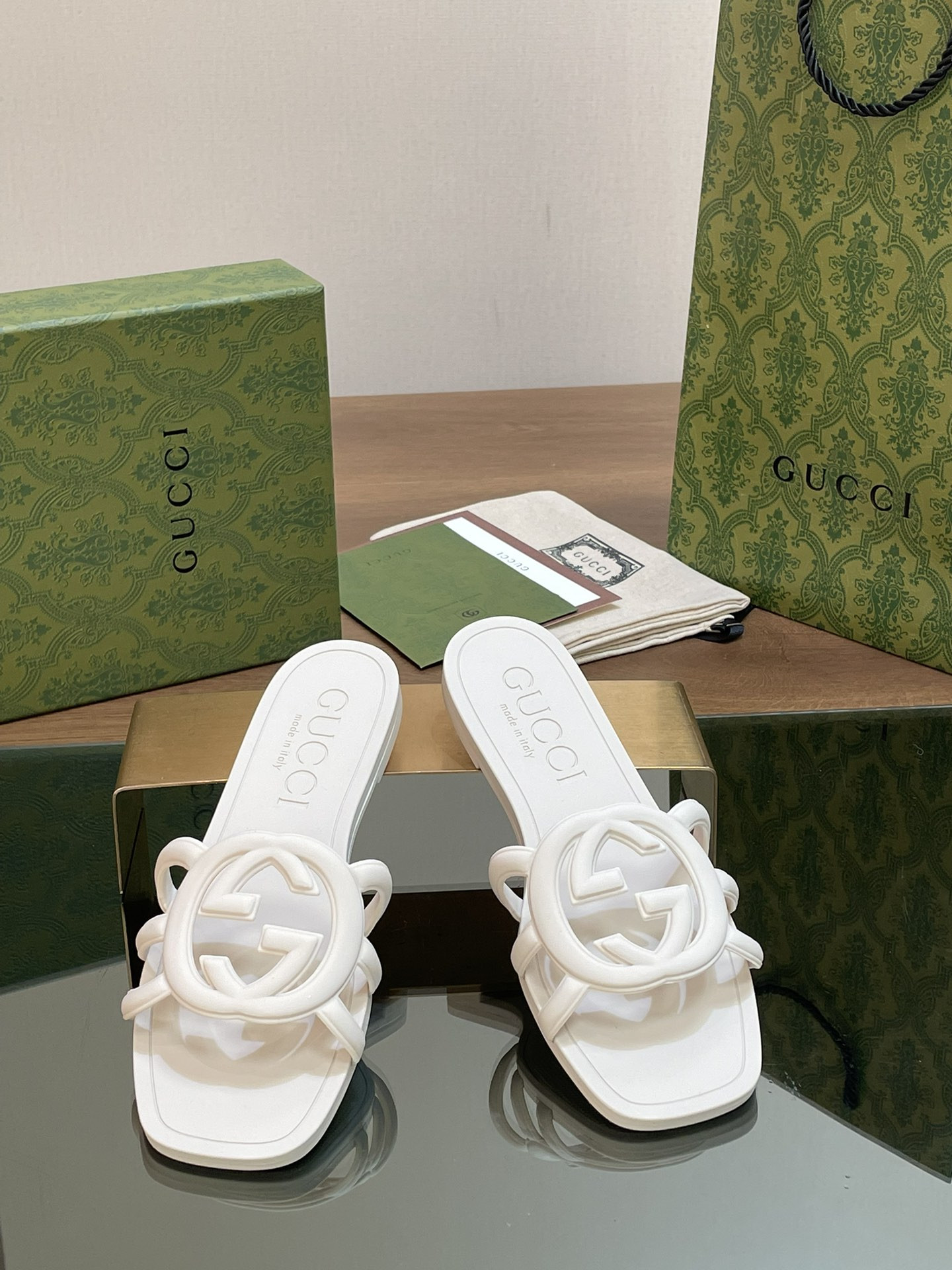 UA GUCCI INTERLOCKING G SLIDE SANDAL White