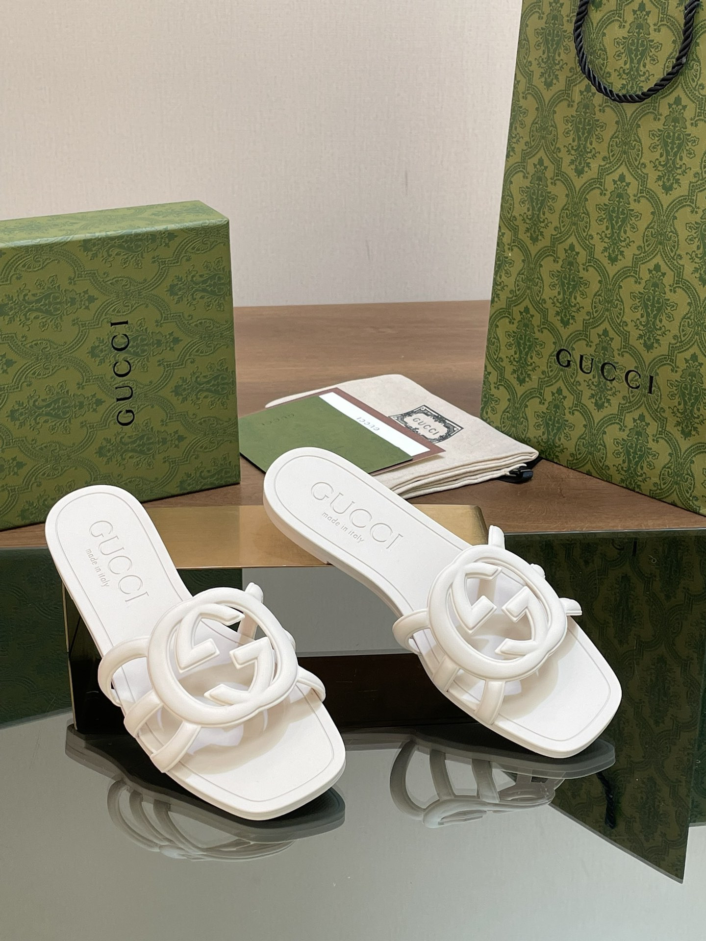 UA GUCCI INTERLOCKING G SLIDE SANDAL White