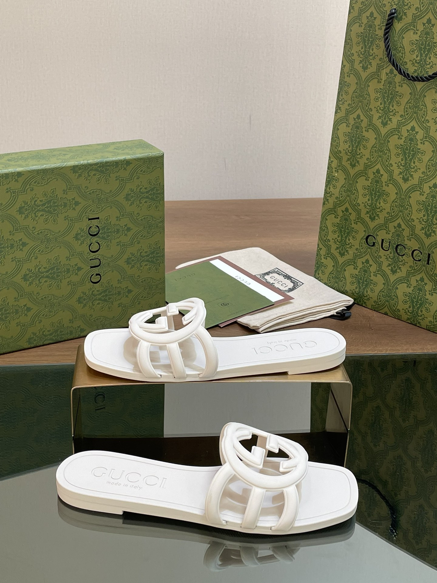 UA GUCCI INTERLOCKING G SLIDE SANDAL White