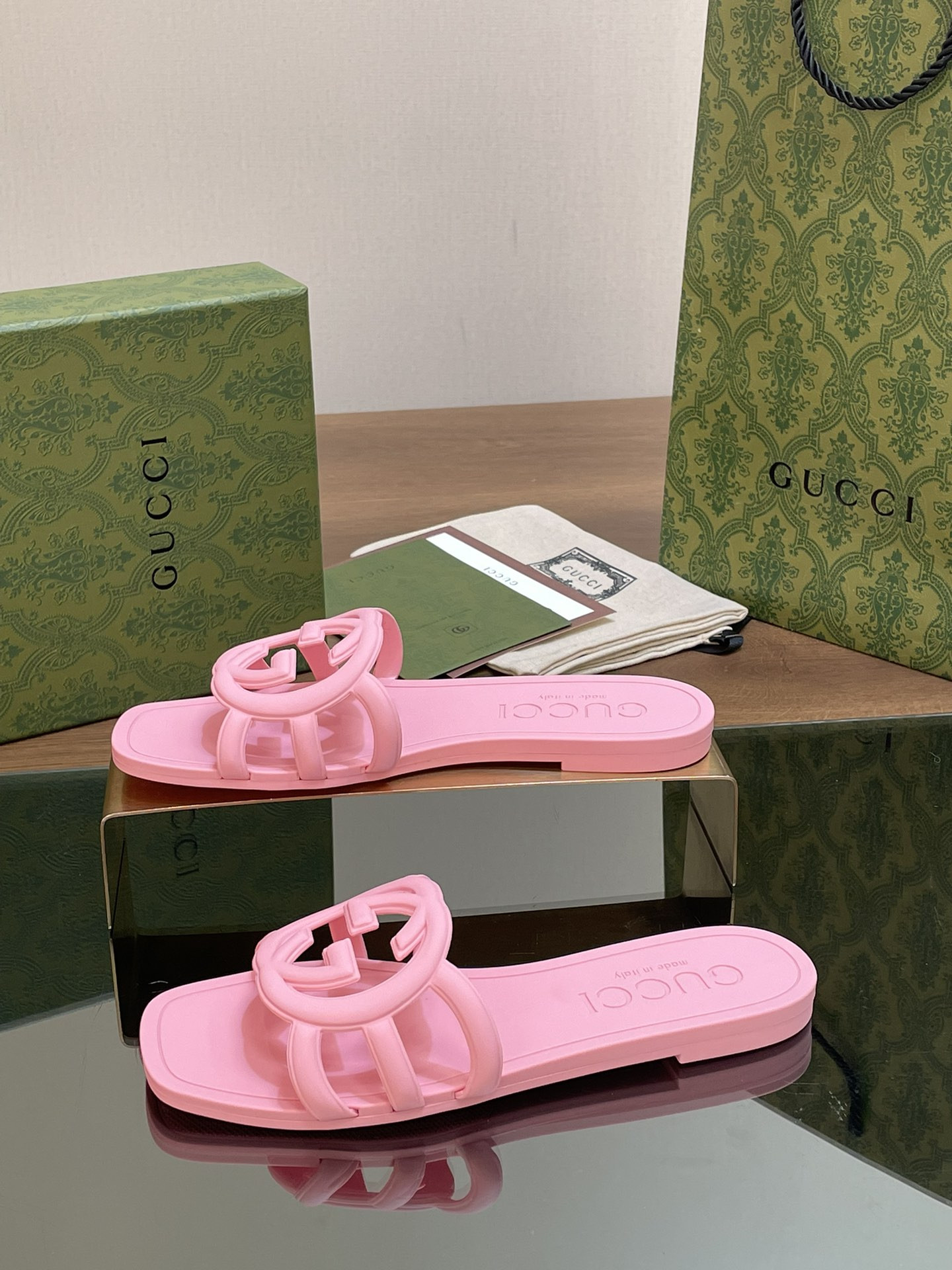 UA GUCCI INTERLOCKING G SLIDE SANDAL Pink