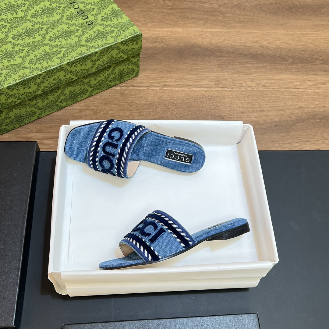 UA GUCCI WOMEN'S SLIDE SANDAL WITH GUCCI SCRIPT Light blue denim