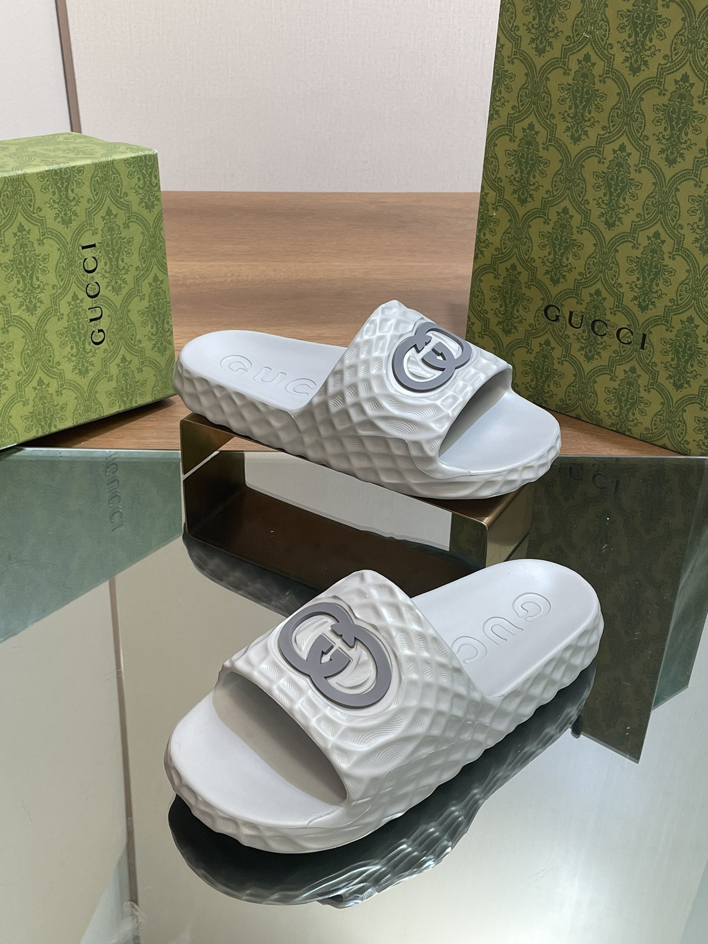 UA GUCCI INTERLOCKING G SLIDE SANDAL Gray