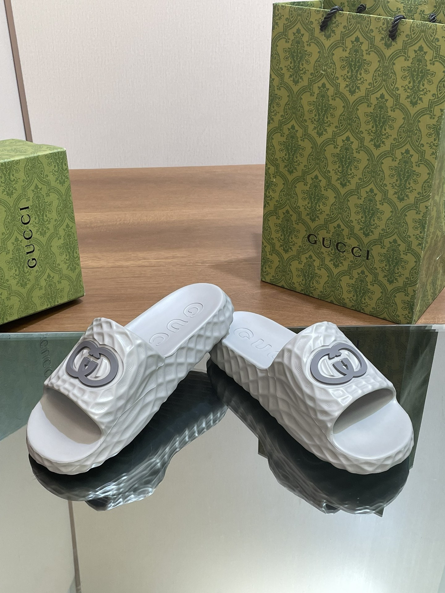 UA GUCCI INTERLOCKING G SLIDE SANDAL Gray