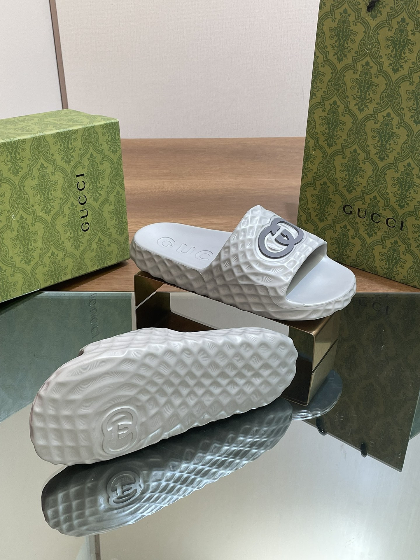 UA GUCCI INTERLOCKING G SLIDE SANDAL Gray