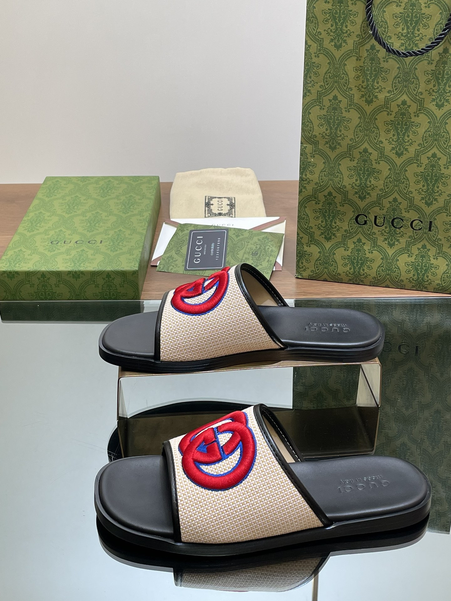 UA GUCCI INTERLOCKING G SLIDE SANDAL
