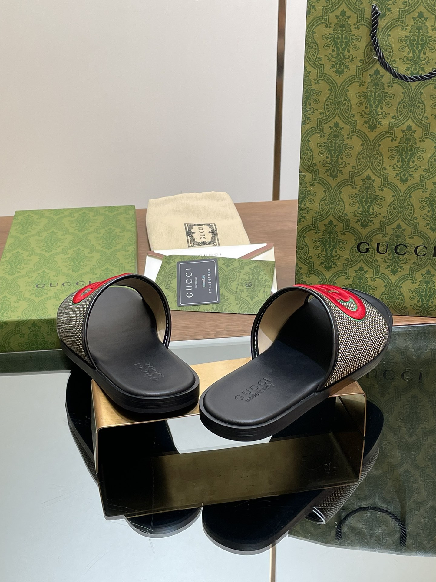 UA GUCCI INTERLOCKING G SLIDE SANDAL