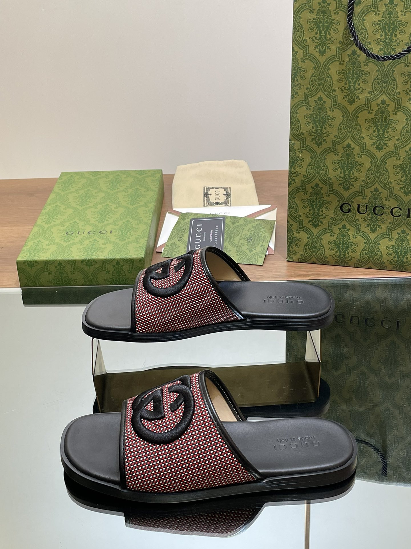 UA GUCCI INTERLOCKING G SLIDE SANDAL