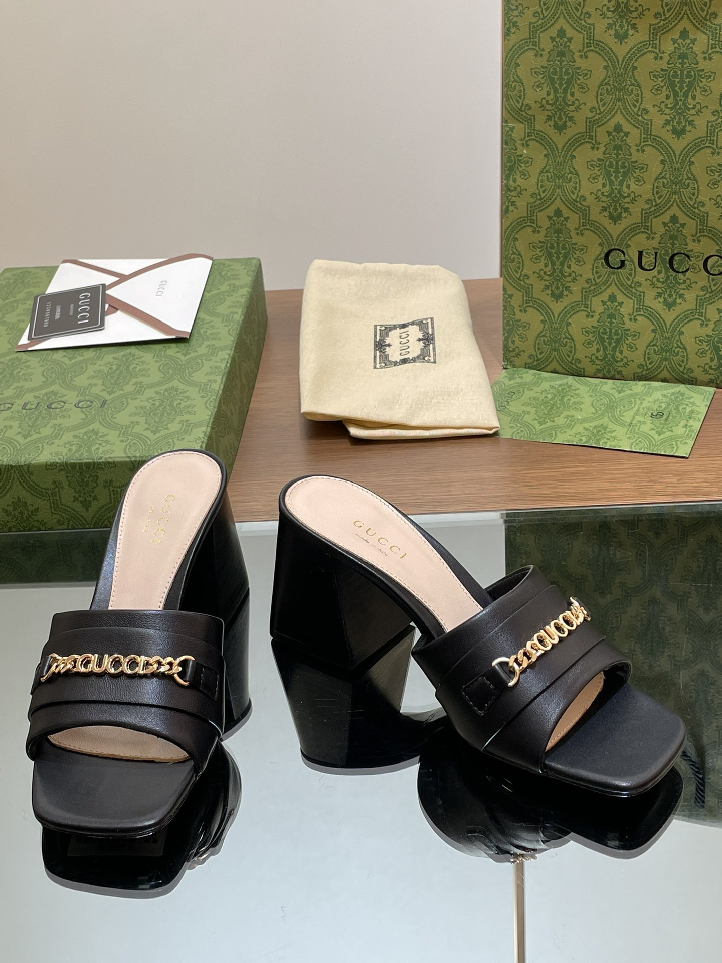 UA GUCCI SIGNORIA SLIDE SANDAL