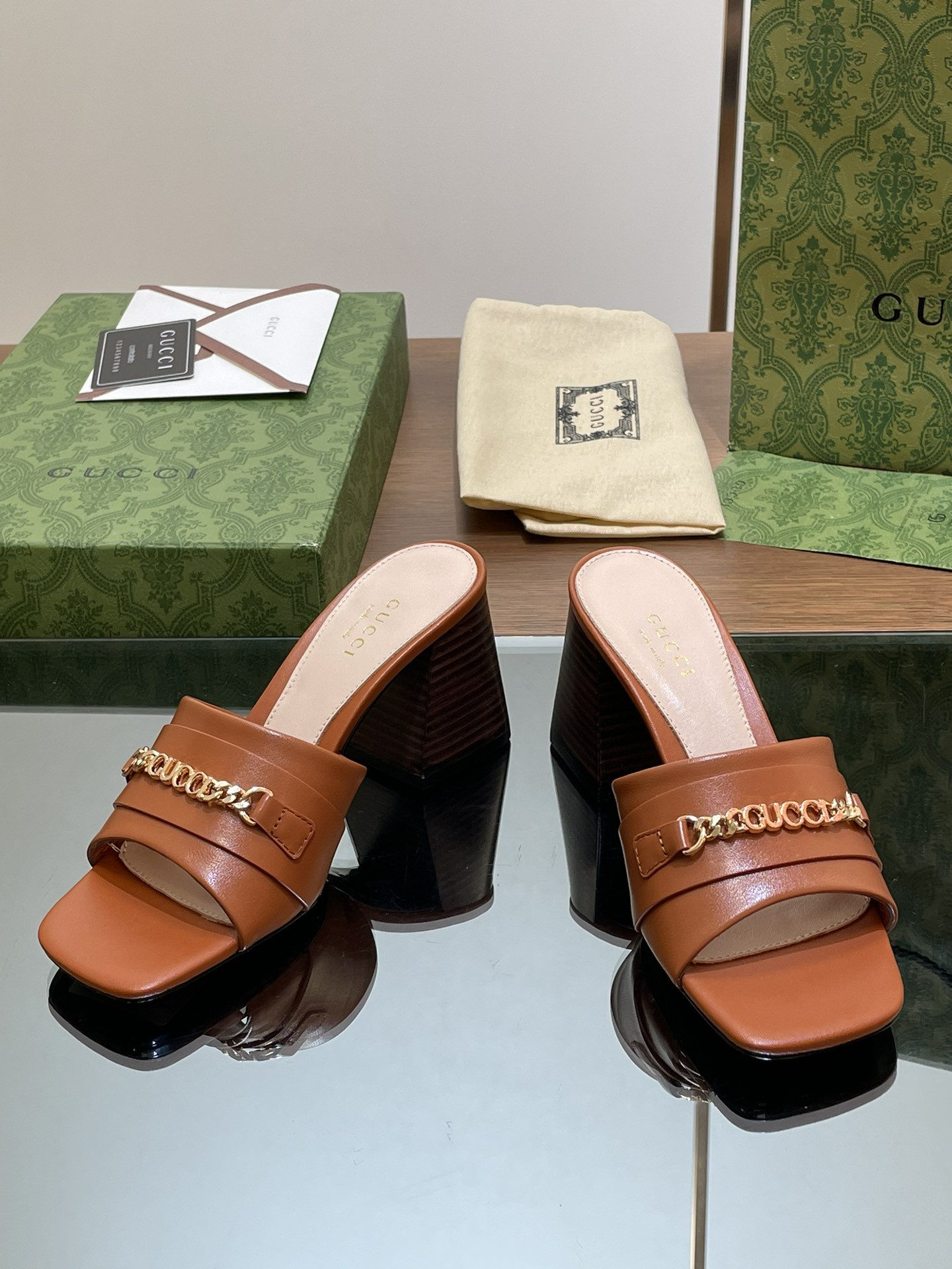 UA GUCCI SIGNORIA SLIDE SANDAL