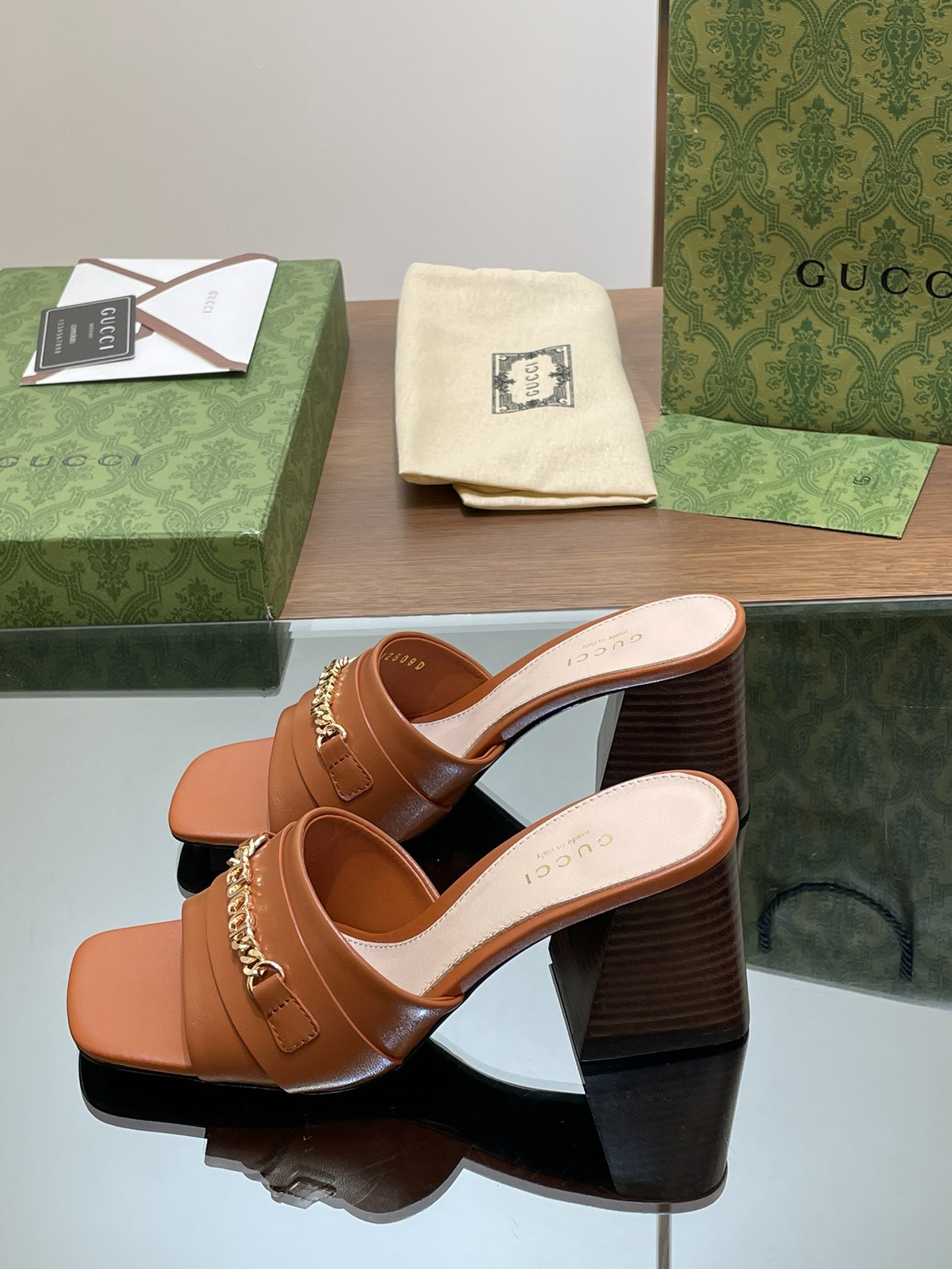 UA GUCCI SIGNORIA SLIDE SANDAL