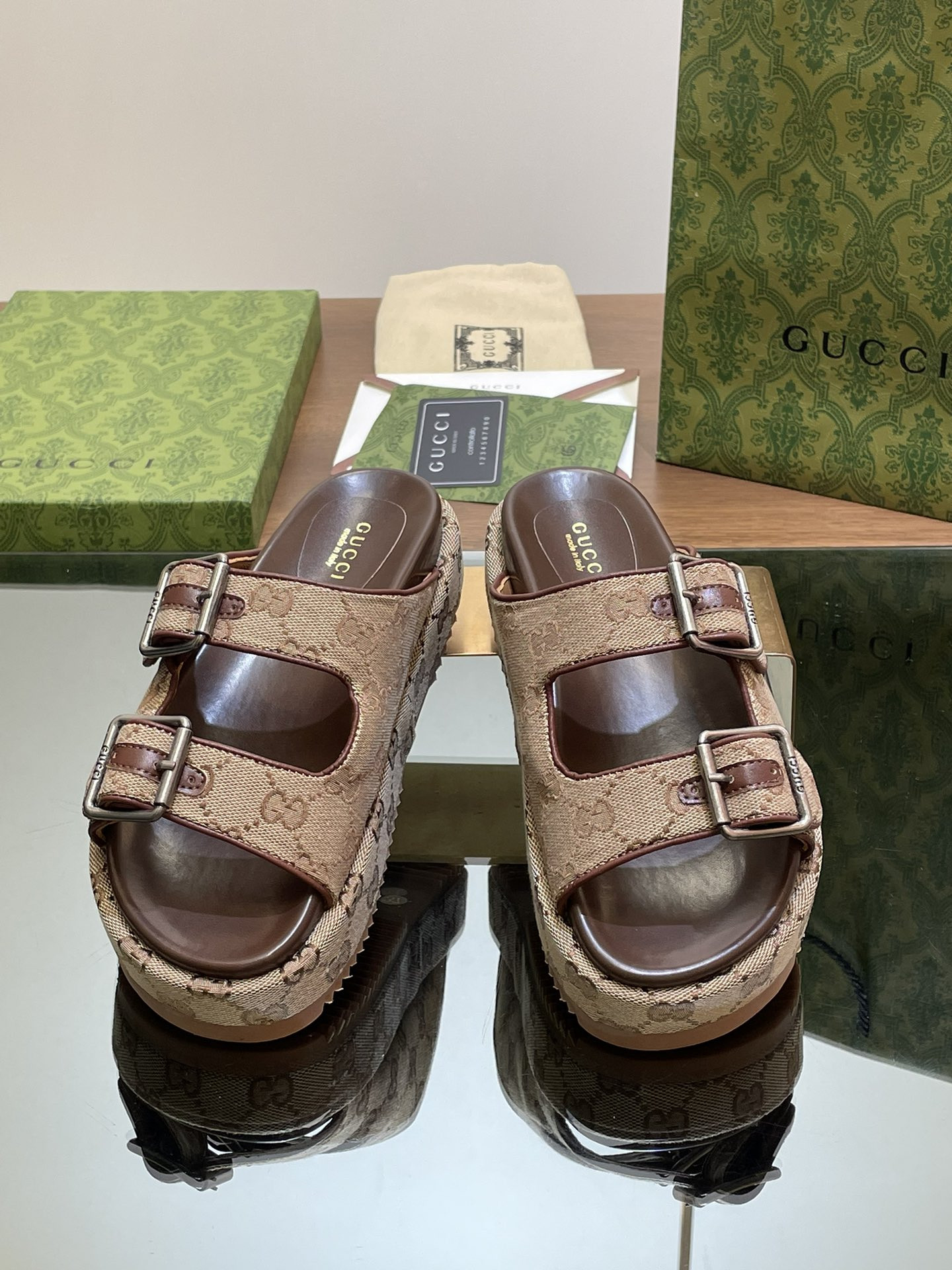 UA GUCCI  SANDAL WITH DOUBLE G
