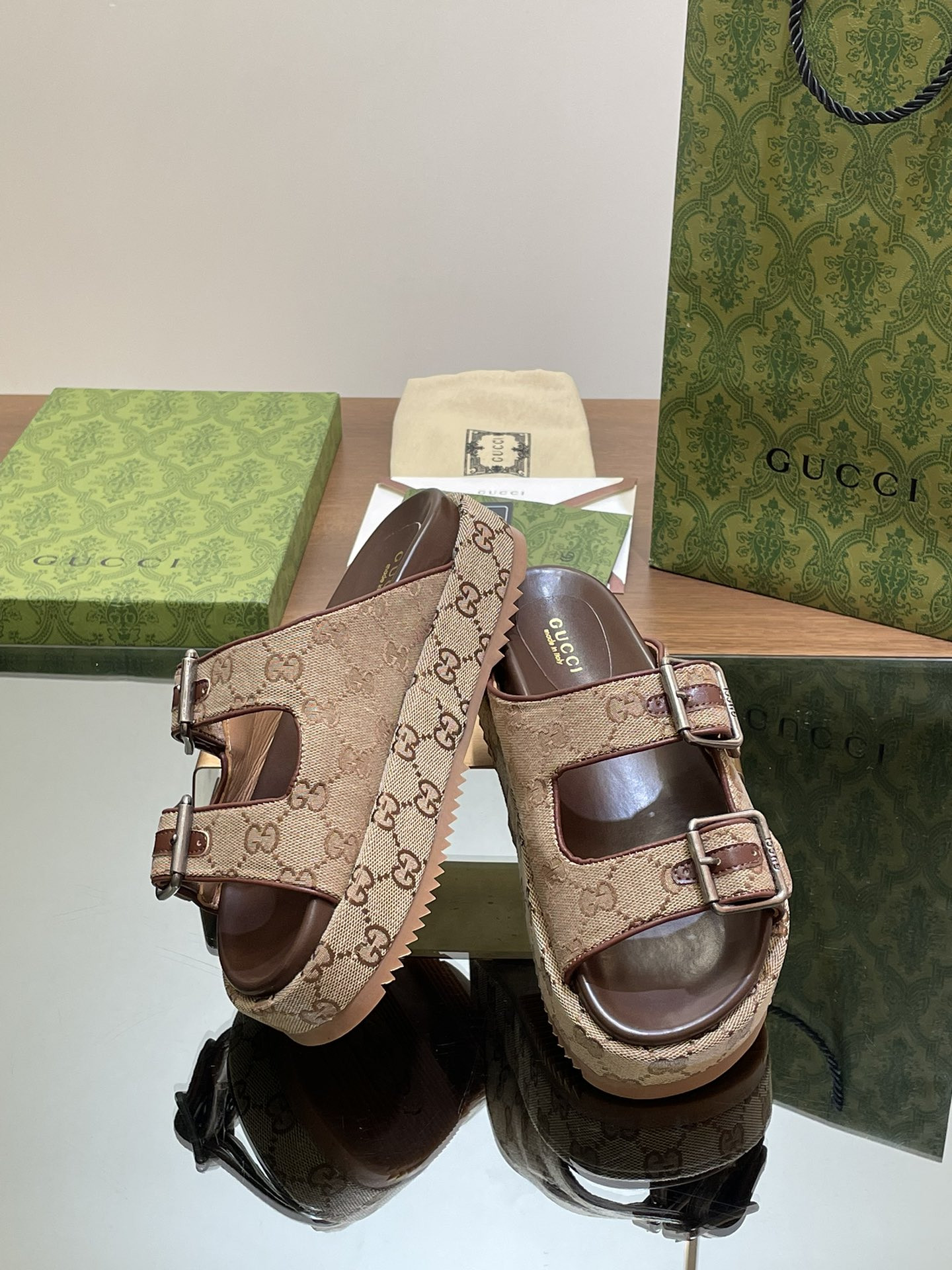 UA GUCCI  SANDAL WITH DOUBLE G