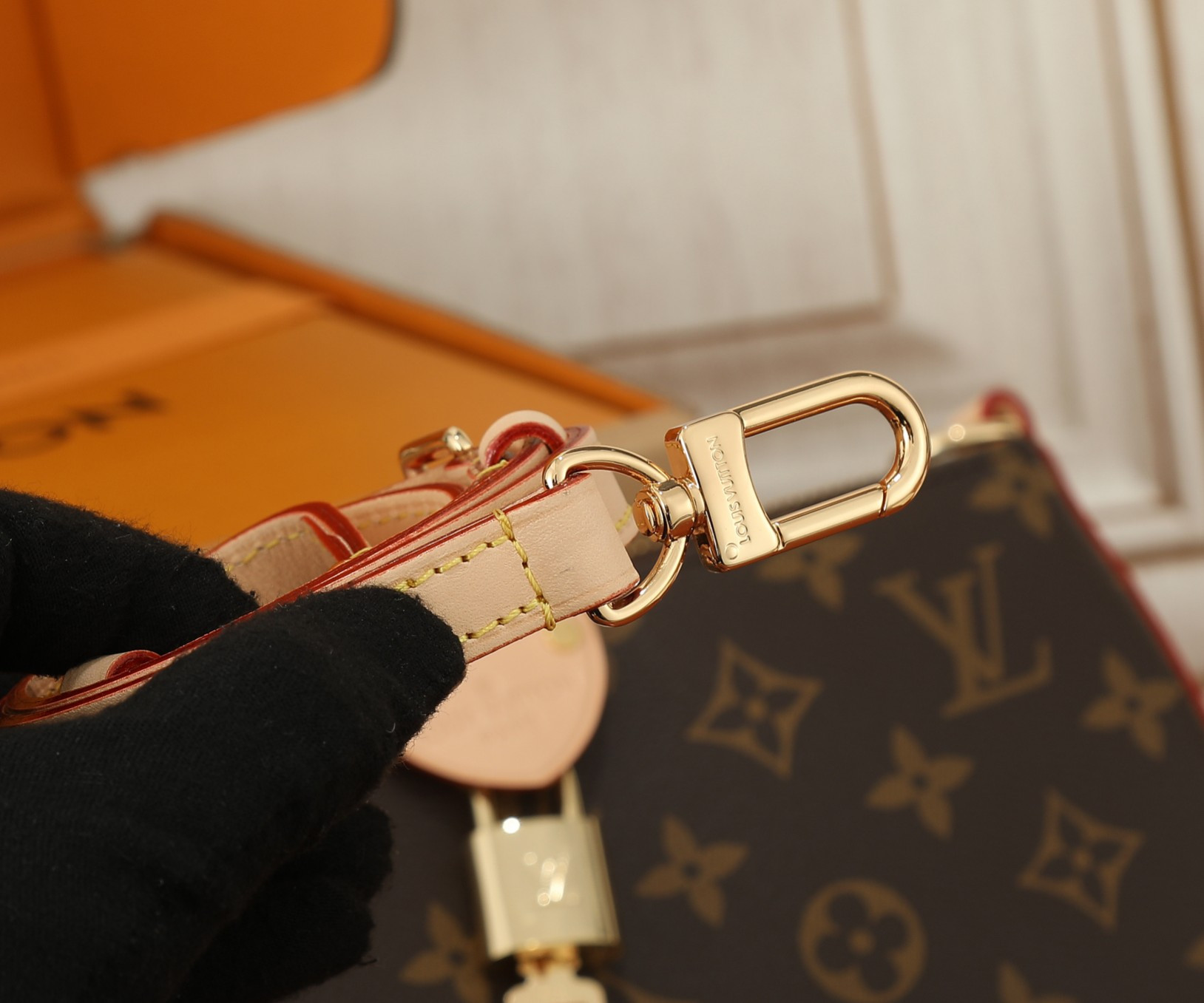 LV Pochette Tirette M12859 8.7 x 4.7 x 2.2 in