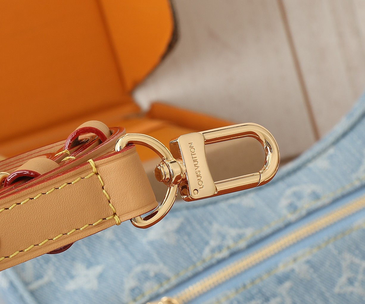 LV Loop M24846 9.1 x 5.1 x 2.4 inches