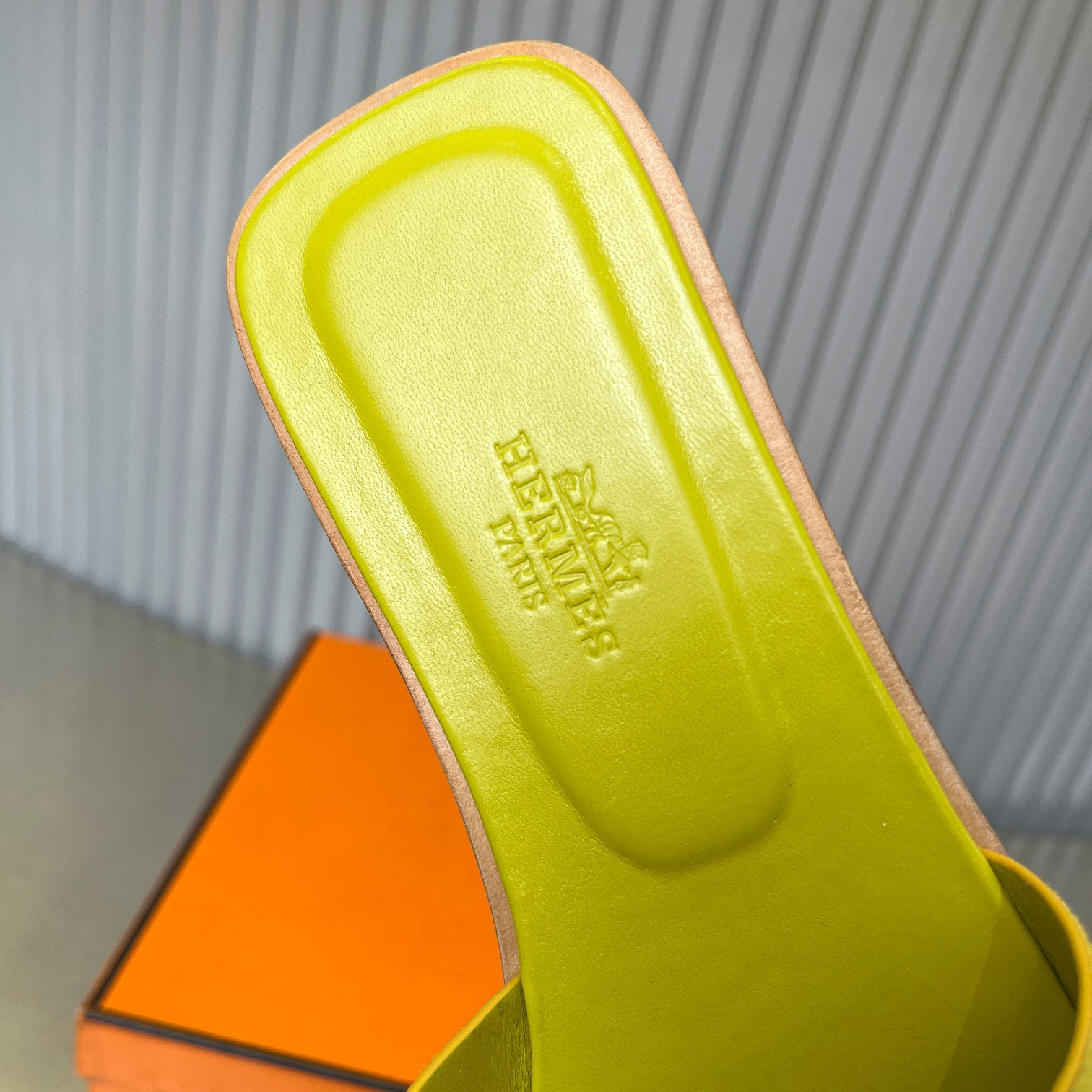 UA Hermès Oran sandal