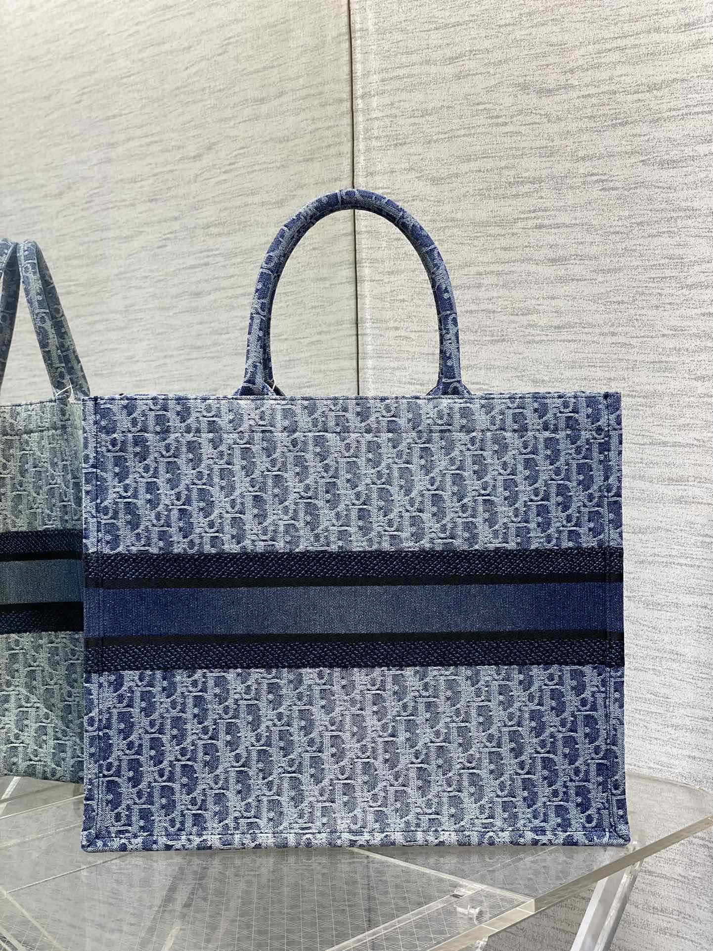 Large Dior Book Tote Blue Denim Dior Oblique Jacquard  42 x 35 x 18.5 cm