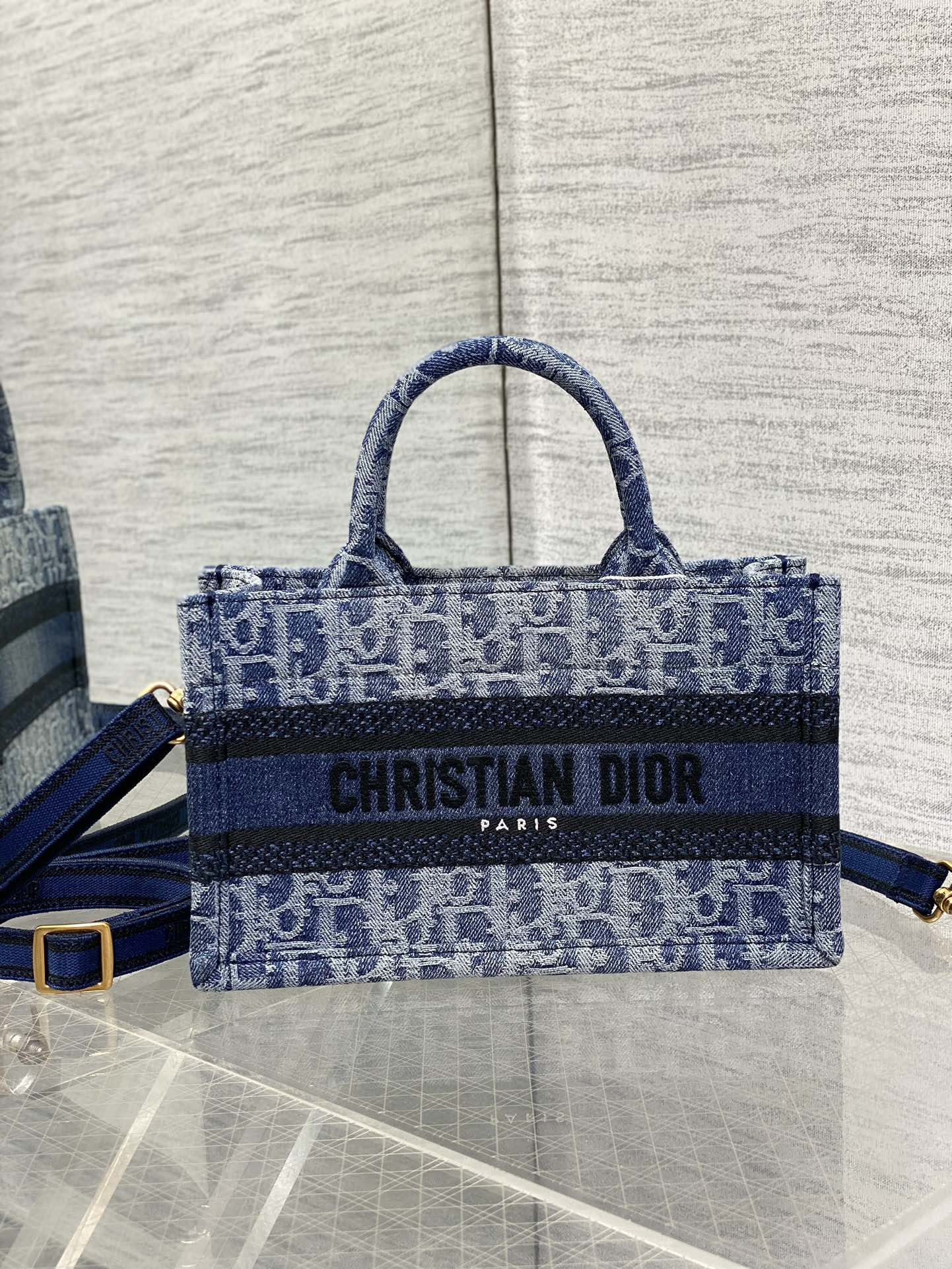 Mini Dior Book Tote Blue Denim Dior Oblique Jacquard 21.5 x 13 x 7.5 cm