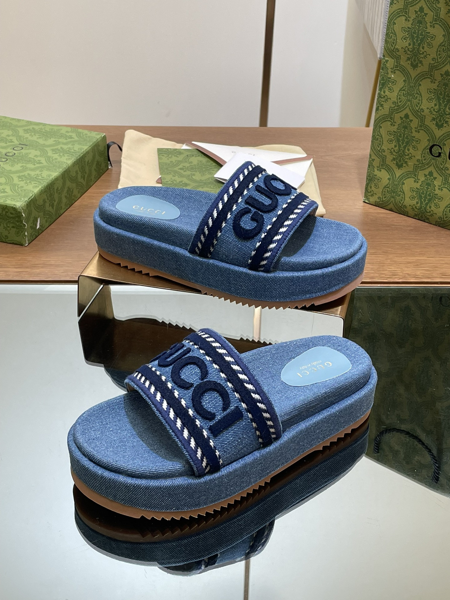 UA GUCCI SLIDE SANDAL WITH GUCCI SCRIPT