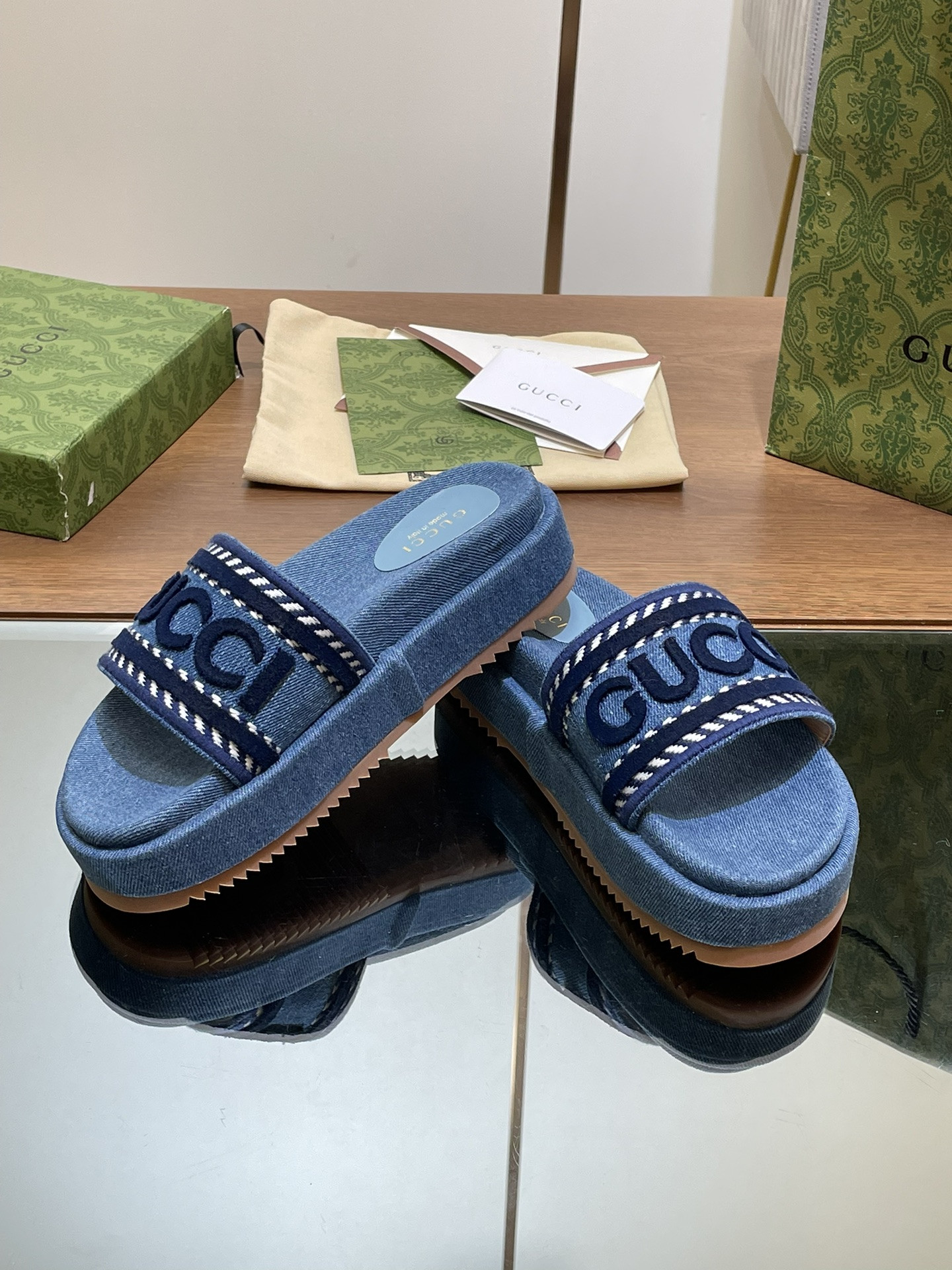 UA GUCCI SLIDE SANDAL WITH GUCCI SCRIPT