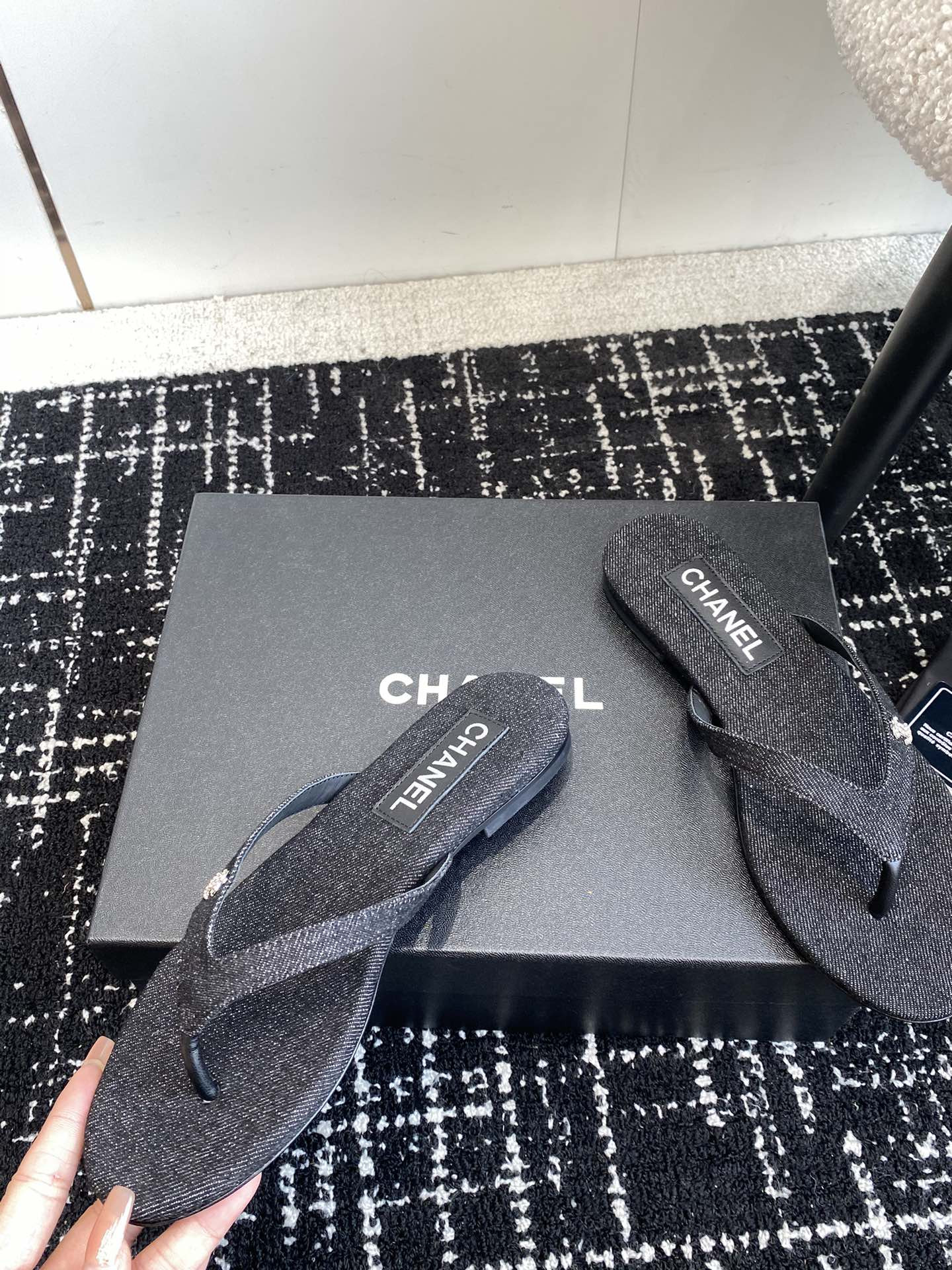 UA CHANEL THONGS