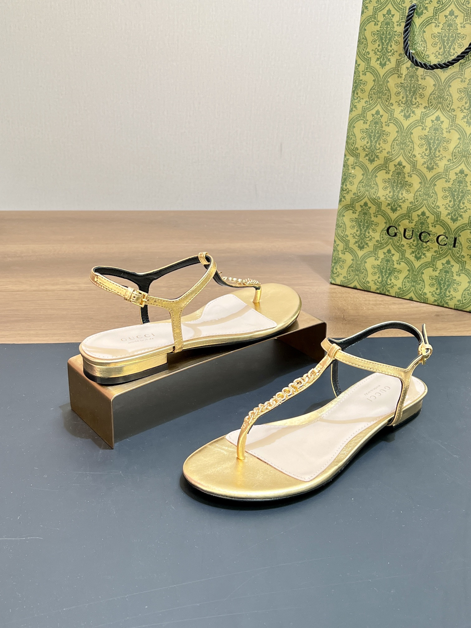 UA GUCCI SIGNORIA THONG SANDAL