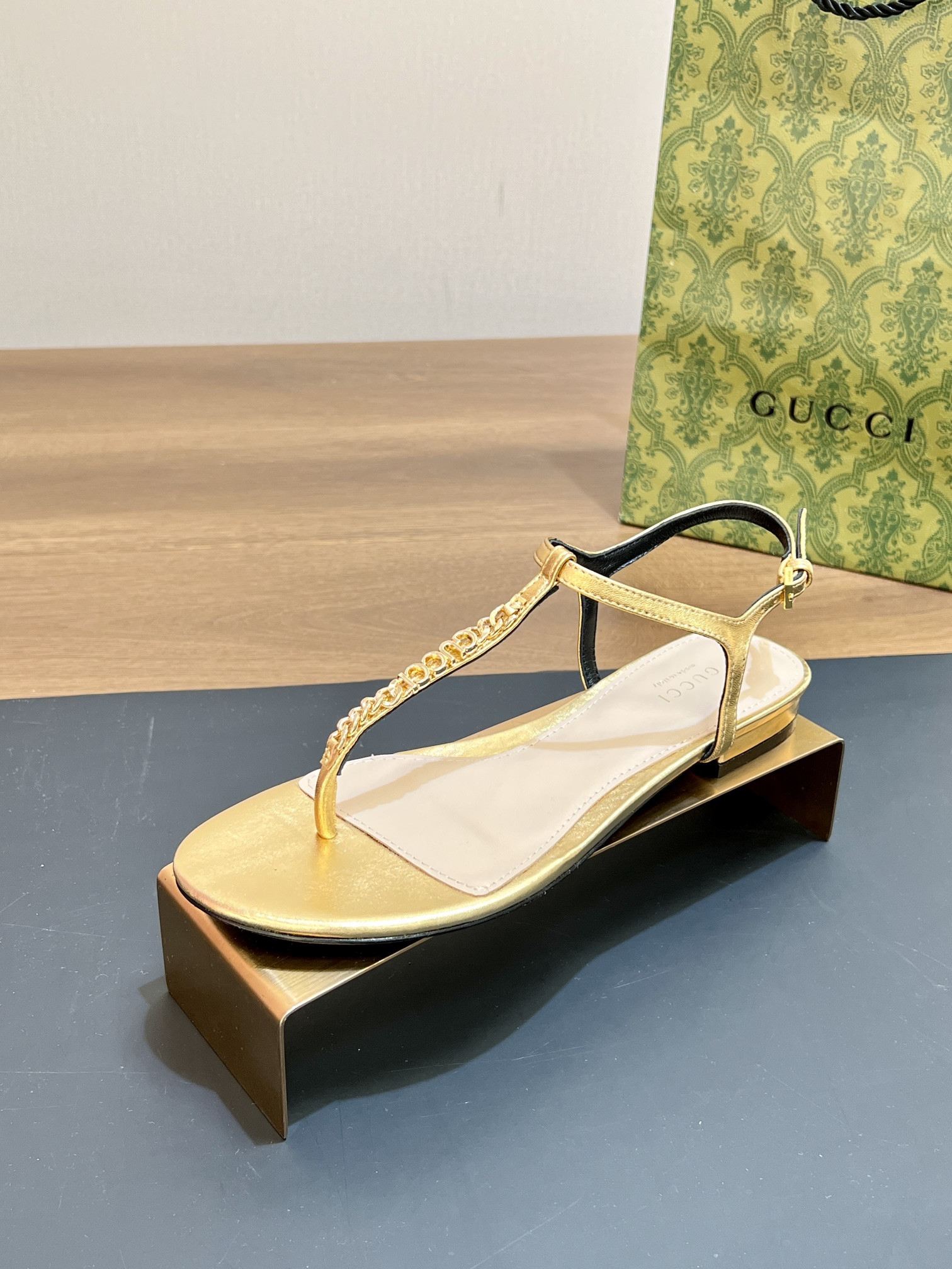 UA GUCCI SIGNORIA THONG SANDAL