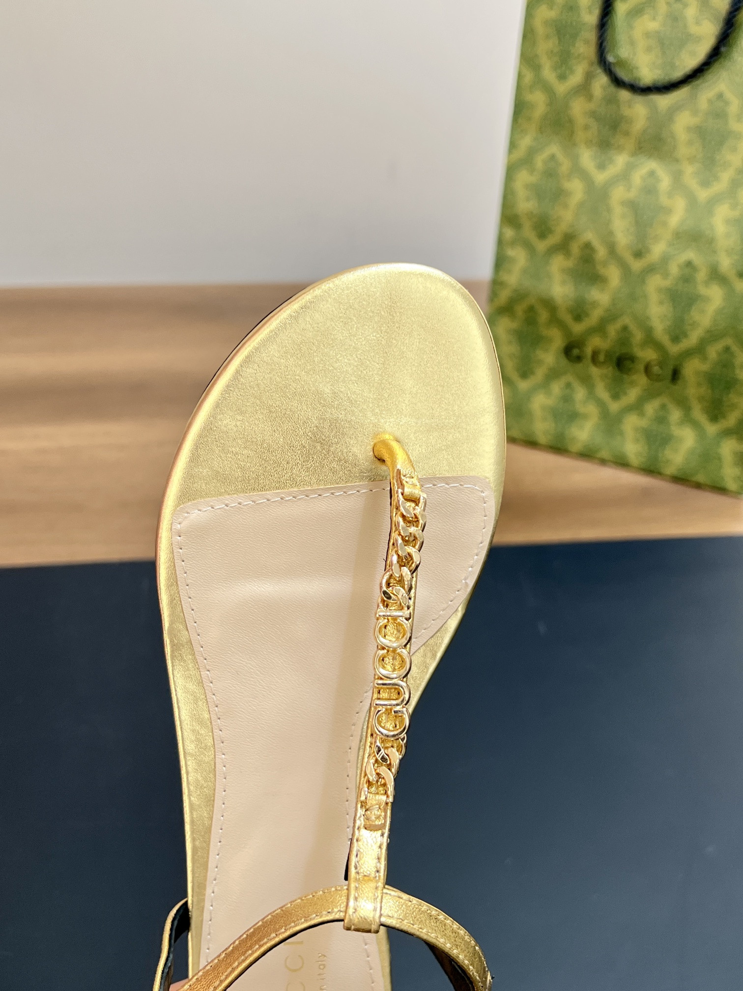 UA GUCCI SIGNORIA THONG SANDAL