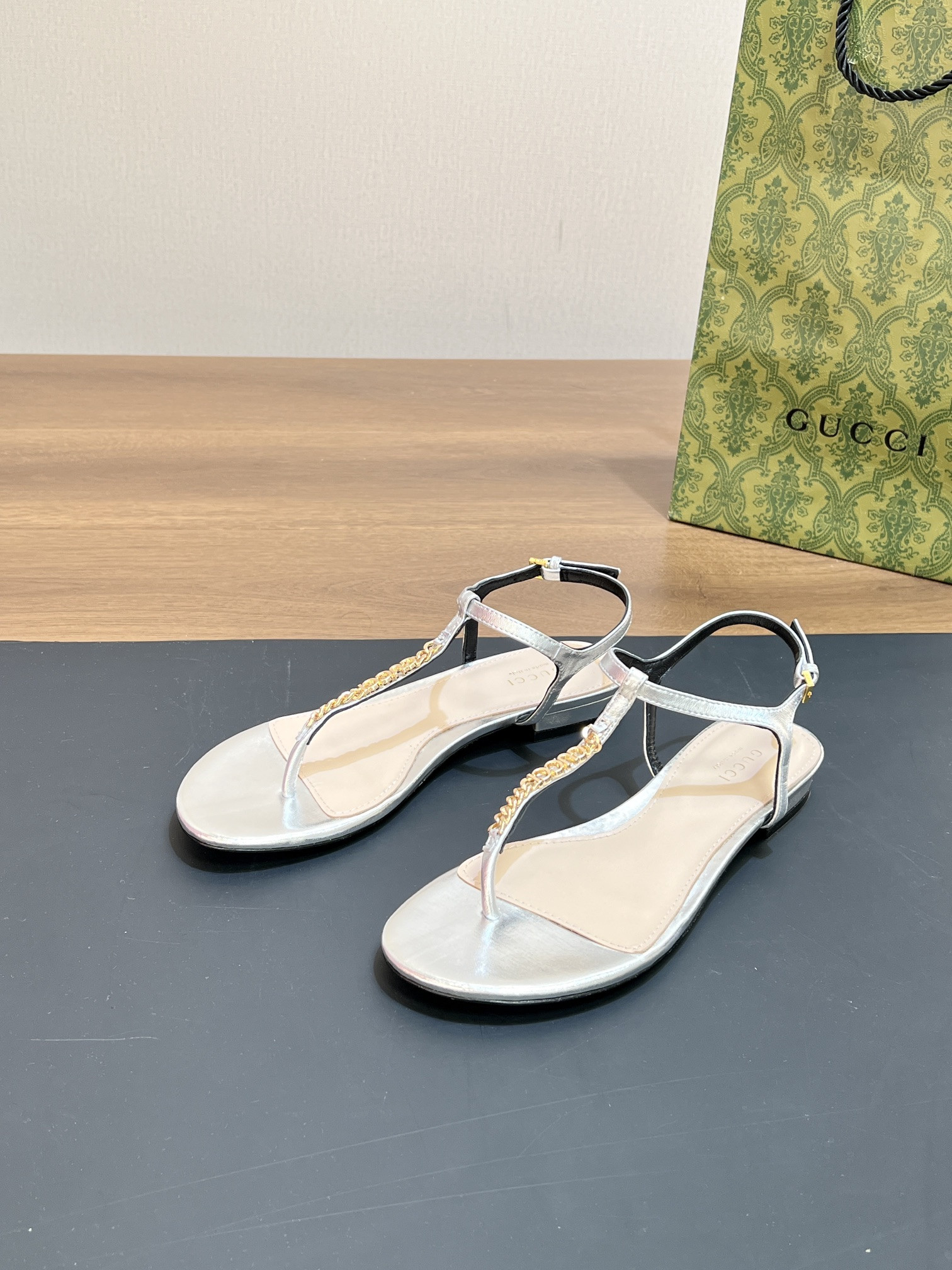 UA GUCCI SIGNORIA THONG SANDAL