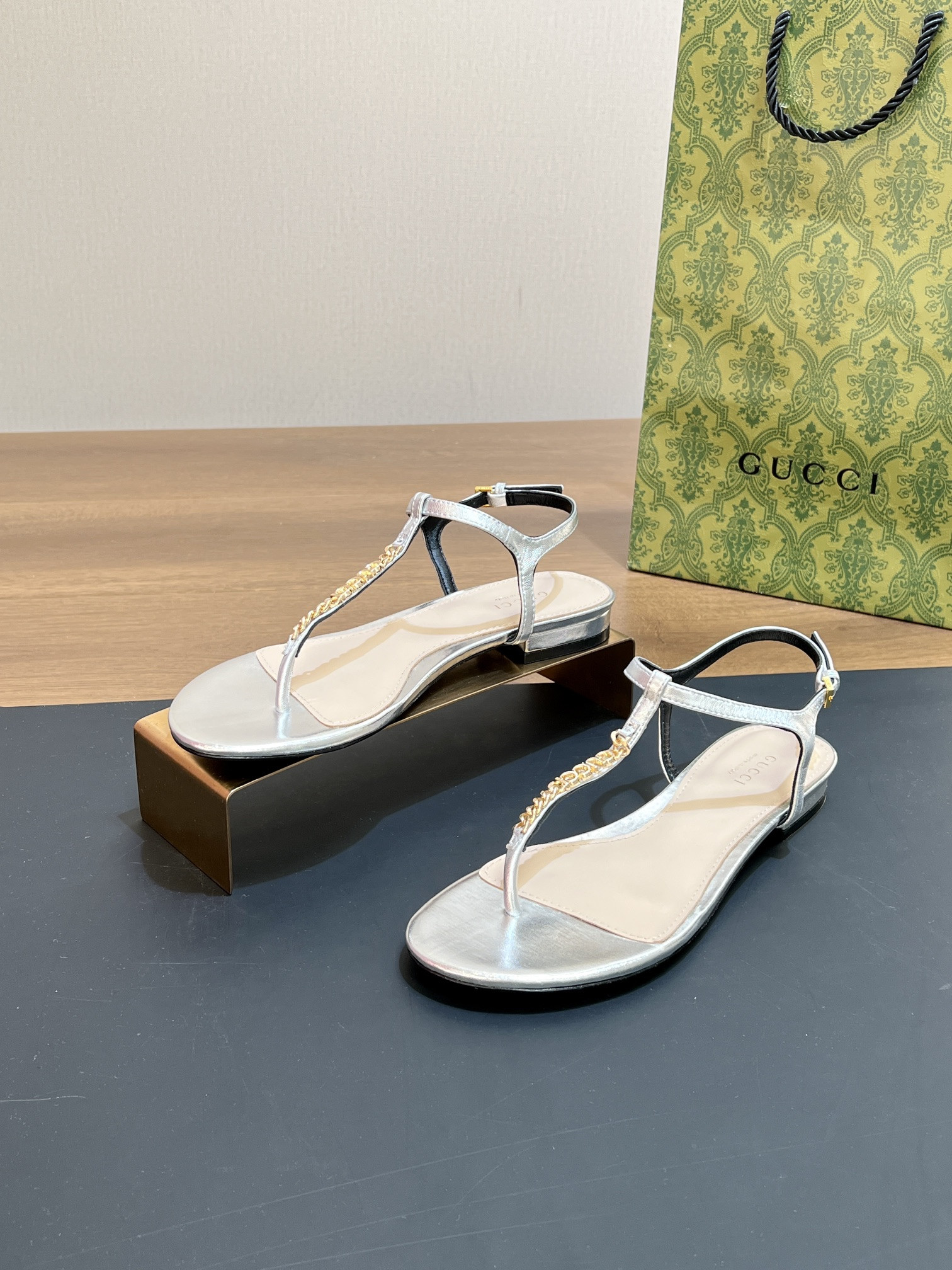 UA GUCCI SIGNORIA THONG SANDAL