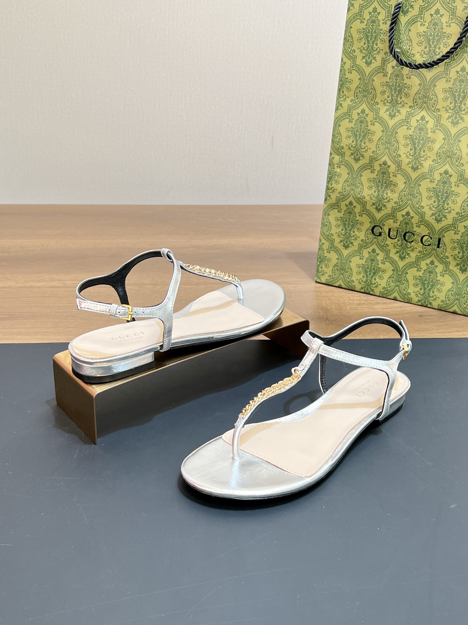 UA GUCCI SIGNORIA THONG SANDAL