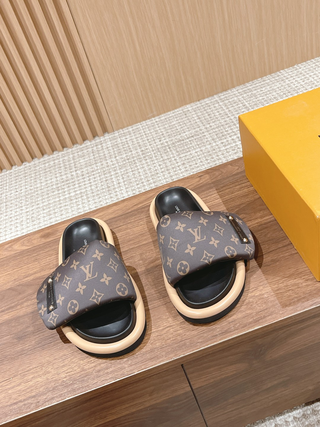 UA LV Pool Pillow Flat Comfort Mule