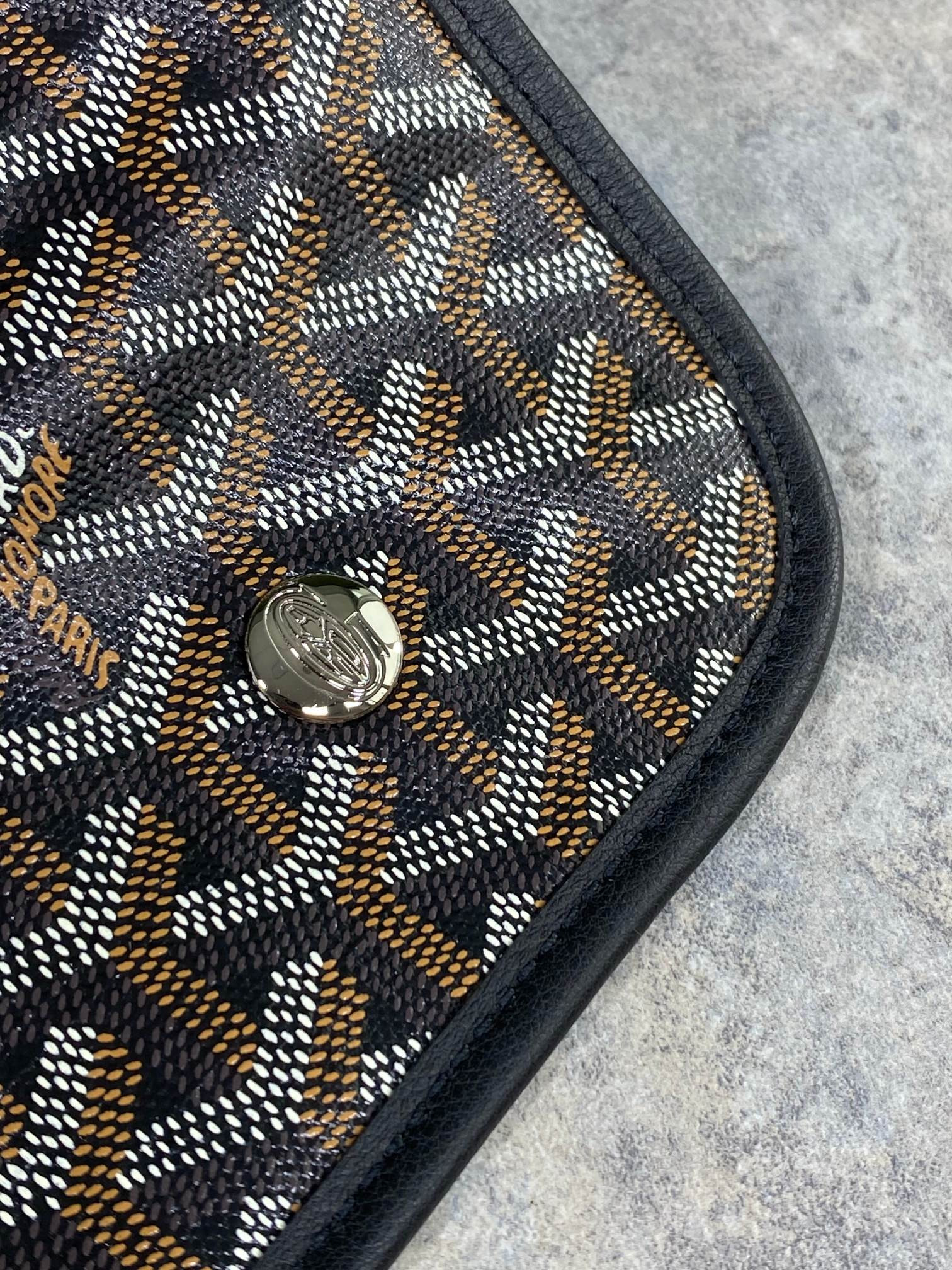 Goyard Saint Léger 37 cm x 15 cm x 34 cm