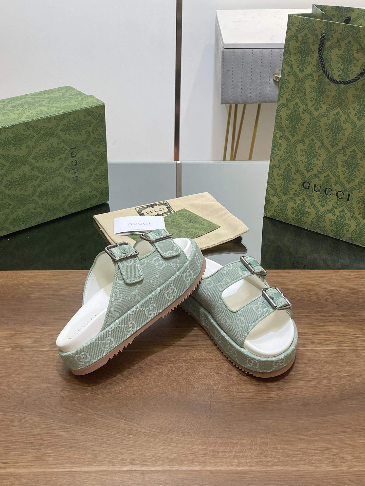 UA GUCCI SANDAL WITH DOUBLE G