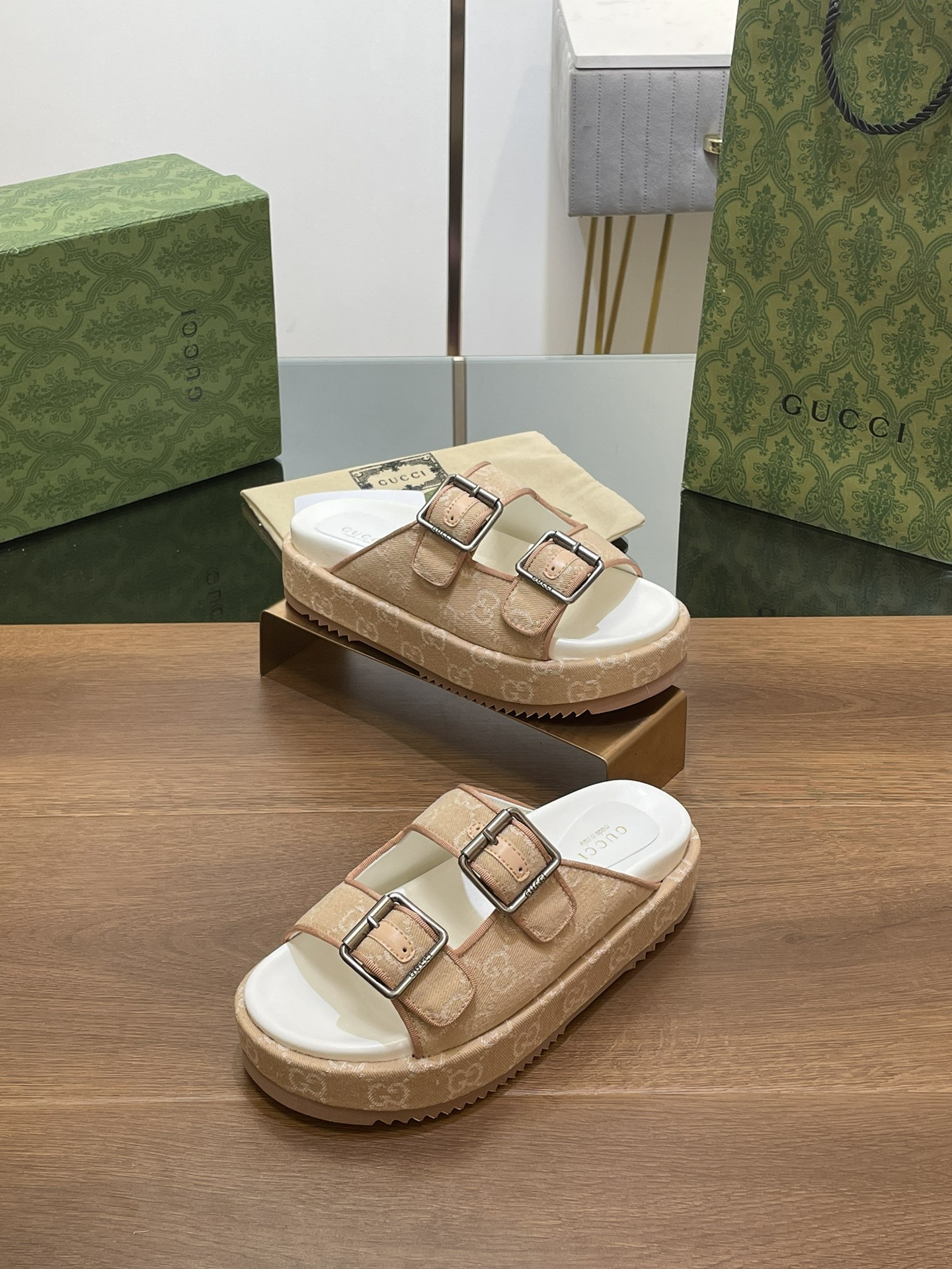UA GUCCI SANDAL WITH DOUBLE G