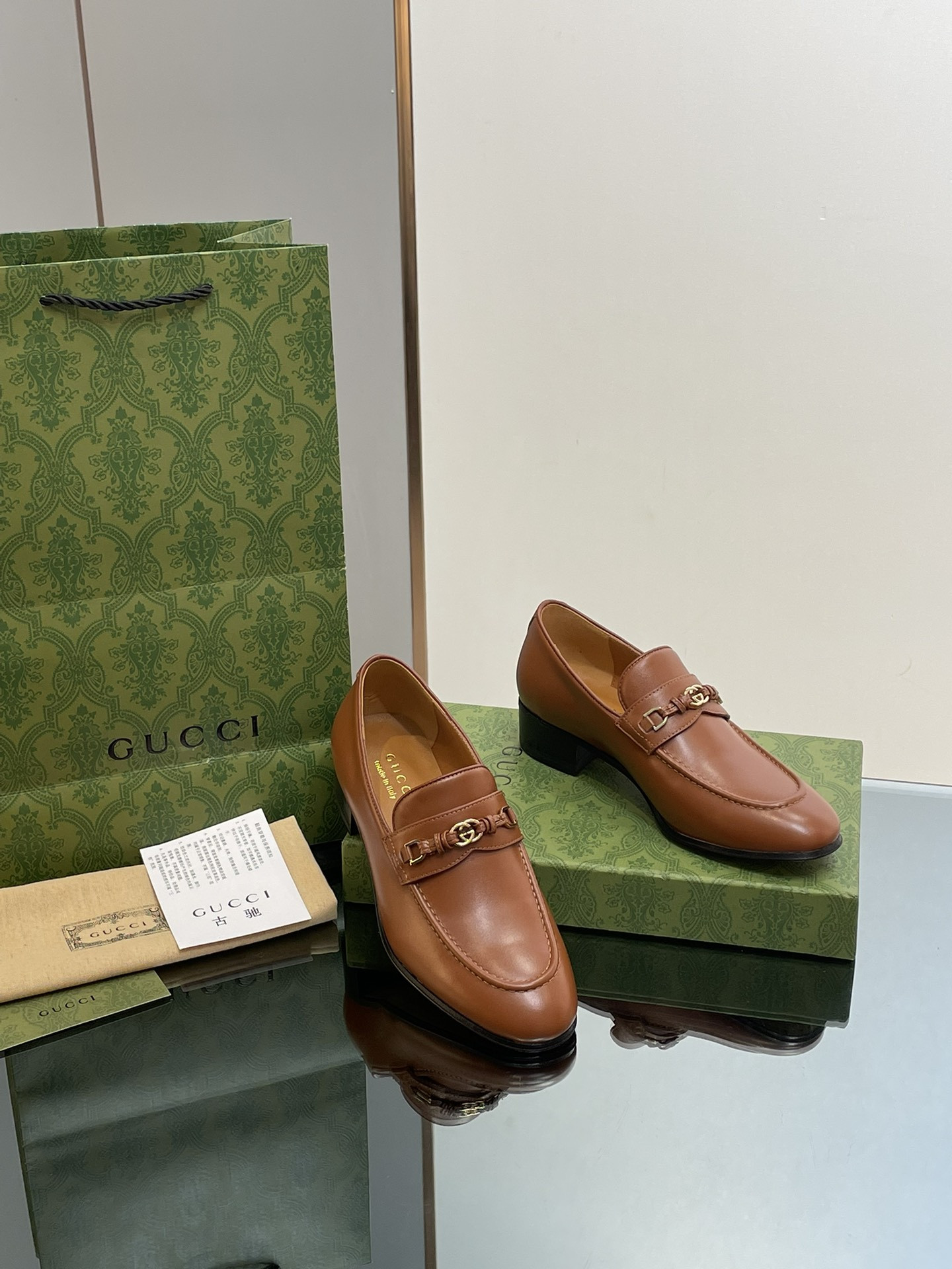 UA GUCCI INTERLOCKING G LOAFER