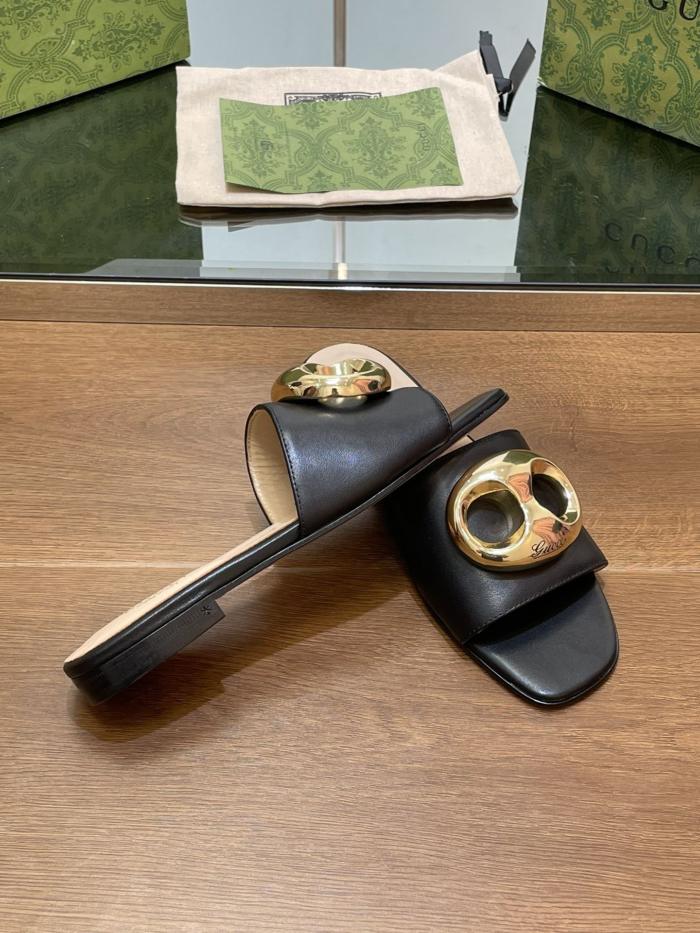 UA GUCCI MARINA CHAIN SLIDE