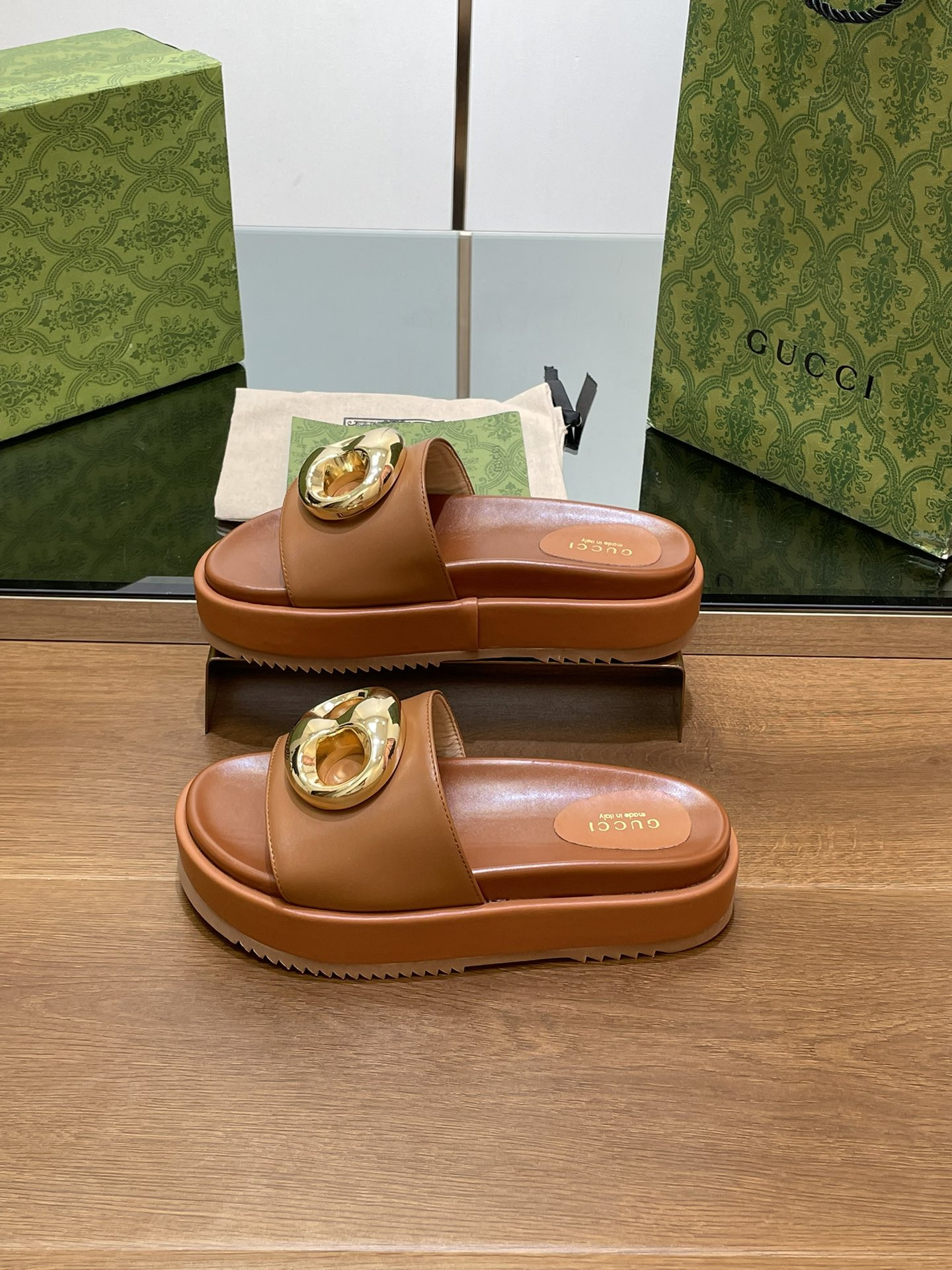 UA GUCCI MARINA CHAIN SLIDE