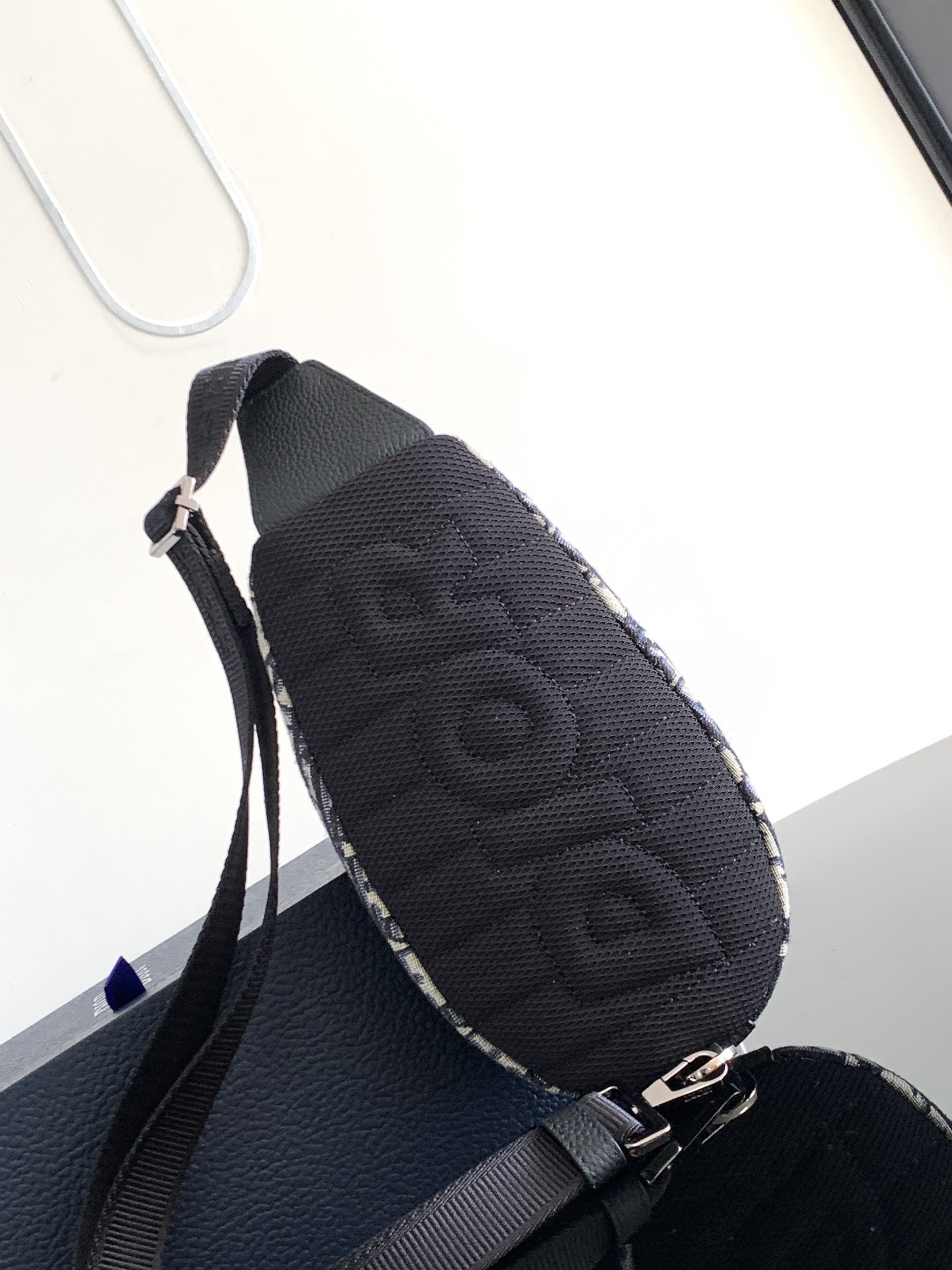 Mini Dior Scarab Bag 28 x 12.2 x 3.8 cm