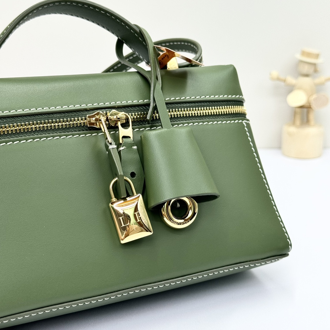 Loro Piana Extra Pocket L19 Smooth Calfskin 11 x 19 x 6.5 cm