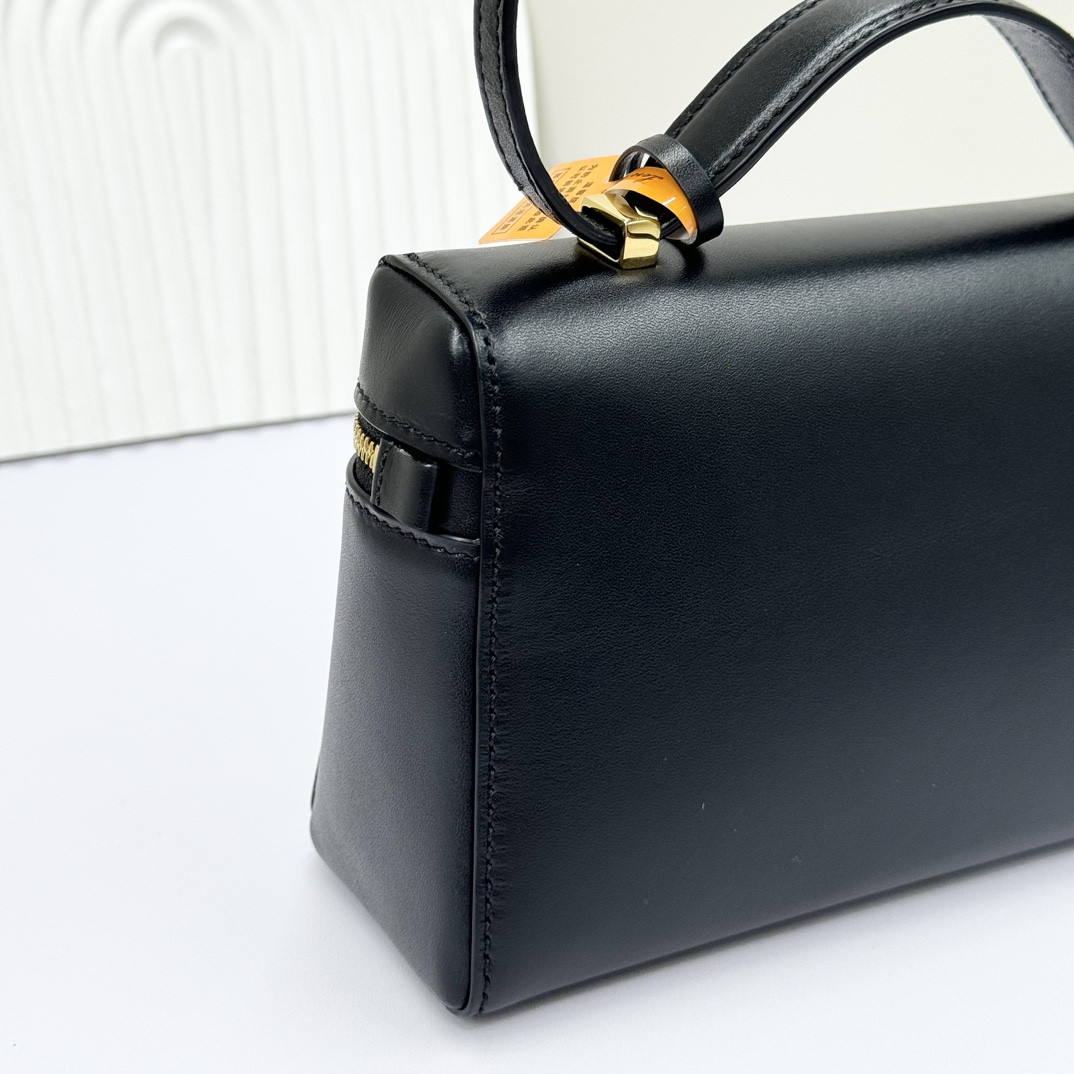 Loro Piana Extra Pocket L19 Smooth Calfskin 11 x 19 x 6.5 cm