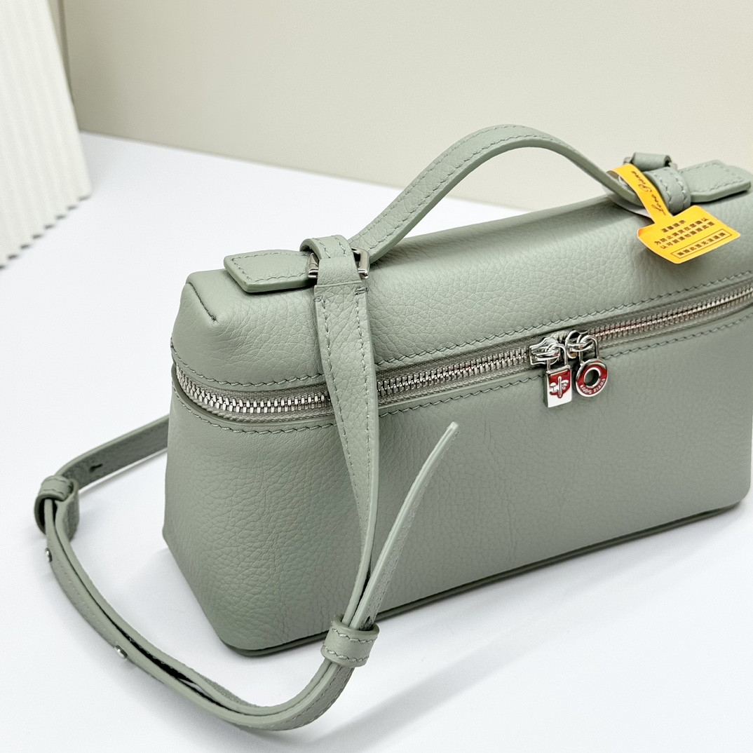 Loro Piana Extra Pocket L19 Grained Calfskin 11 x 19 x 6.5 cm