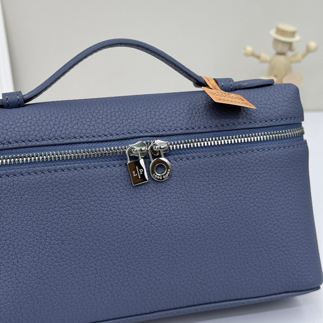 Loro Piana Extra Pocket L19 Grained Calfskin 11 x 19 x 6.5 cm