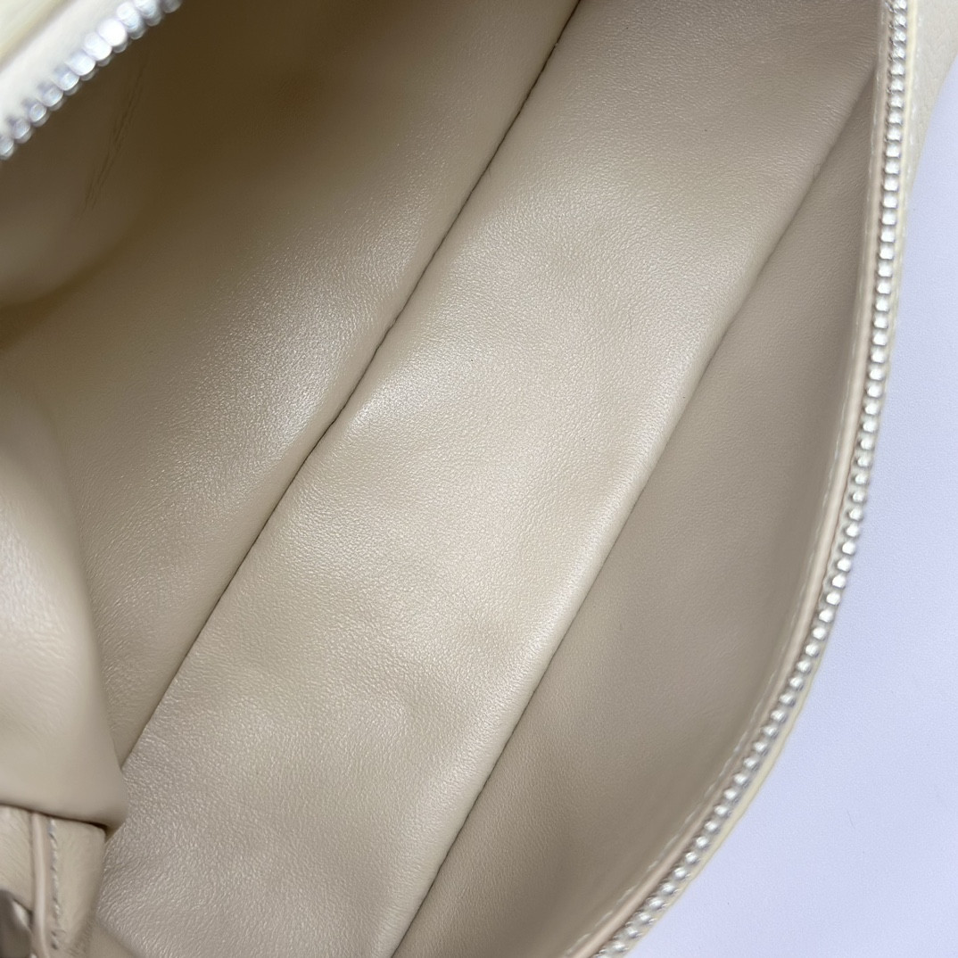 Loro Piana Extra Pocket L19 Grained Calfskin 11 x 19 x 6.5 cm