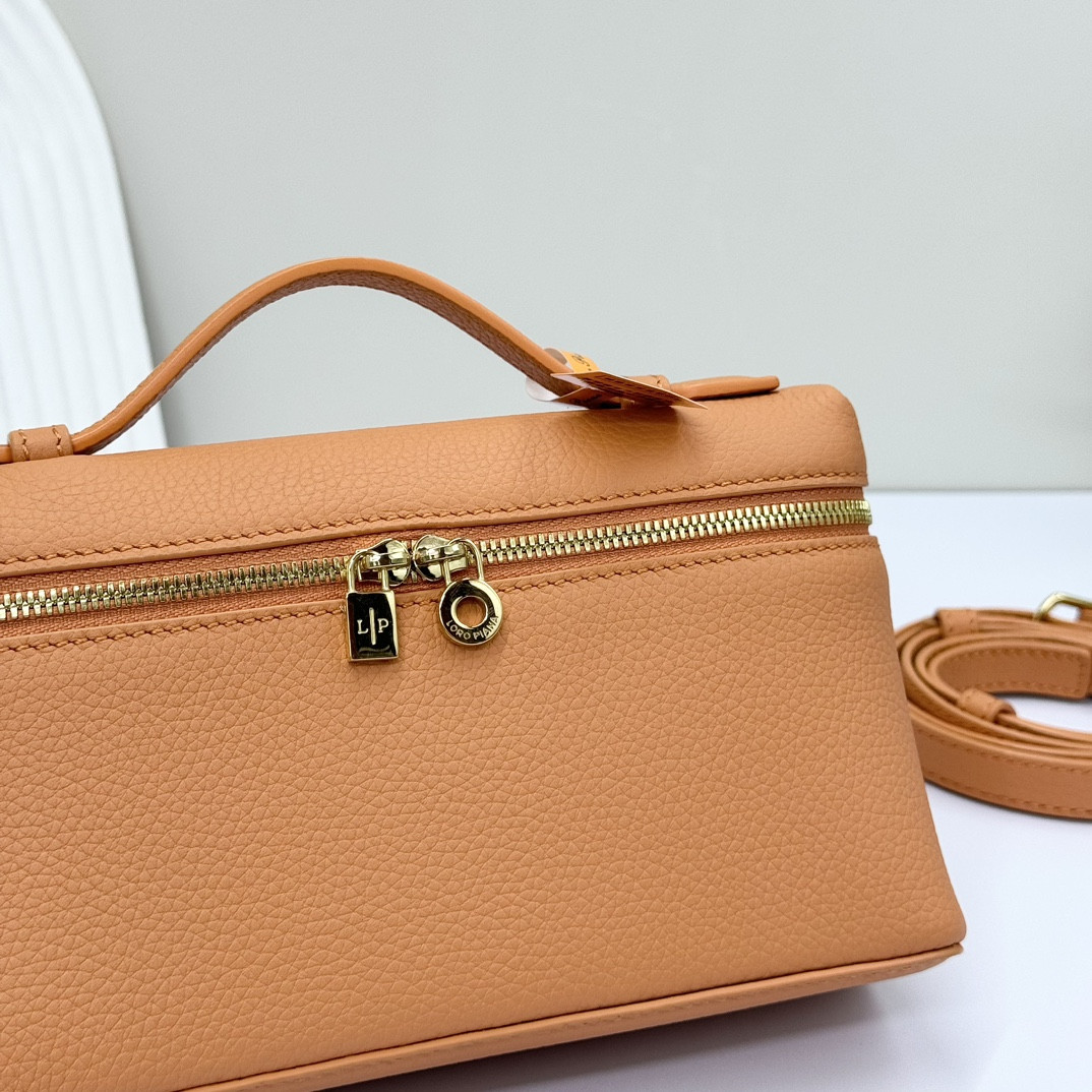 Loro Piana Extra Pocket L19 Grained Calfskin 11 x 19 x 6.5 cm