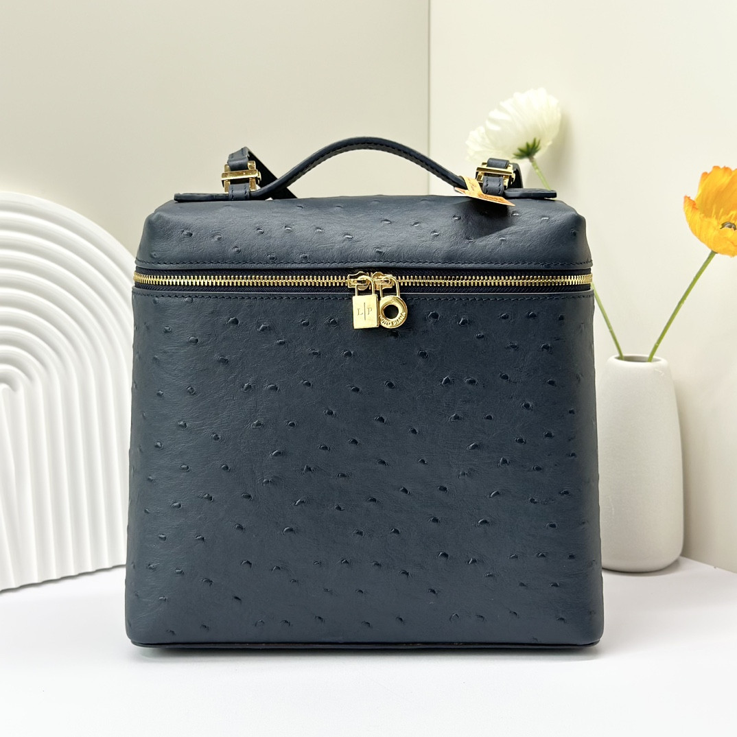 Loro Piana Extra Pocket backpack L23.5 Ostrich-grained Leather 23 x 21 x 8 cm