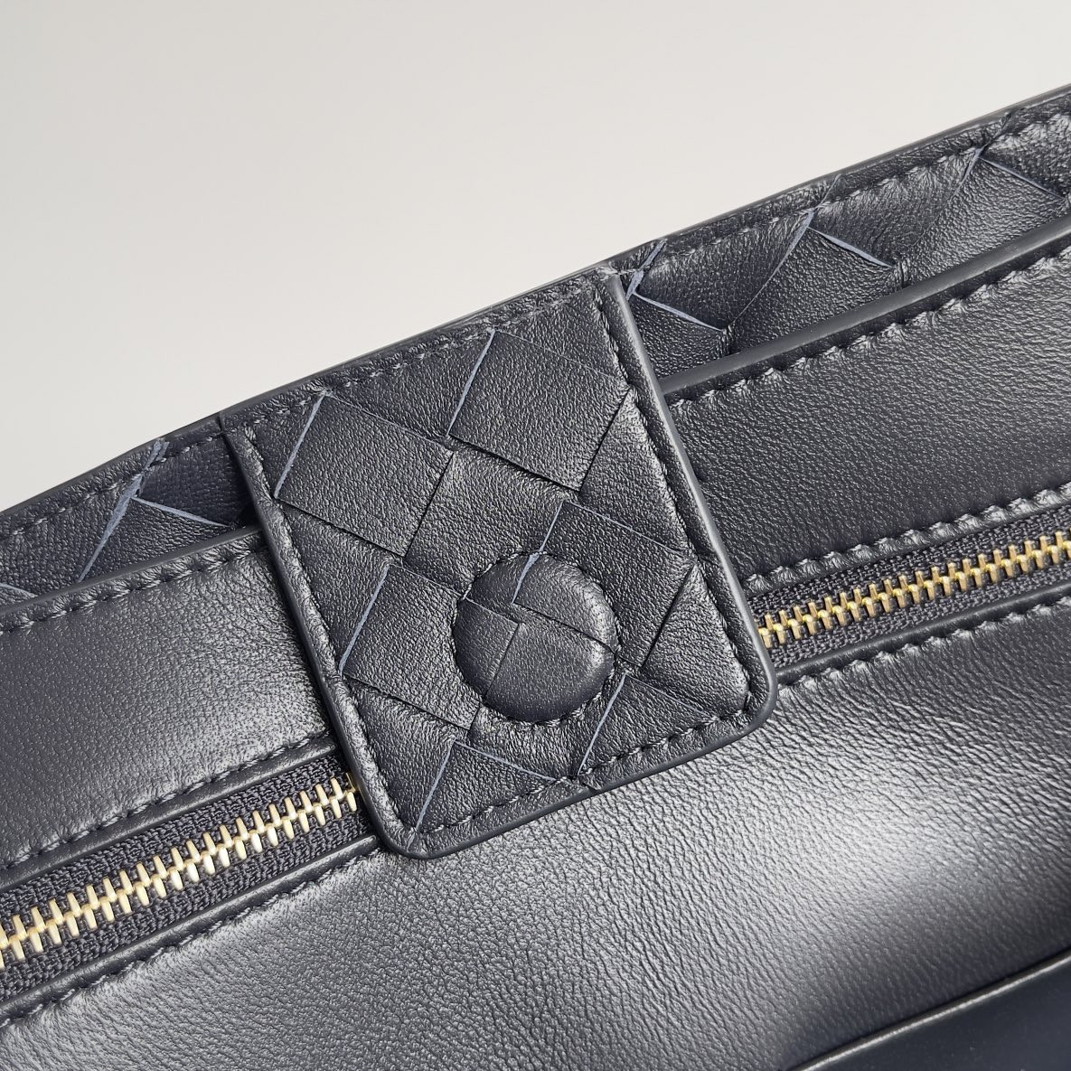 Bottega Veneta Medium Andiamo 32x25x11CM