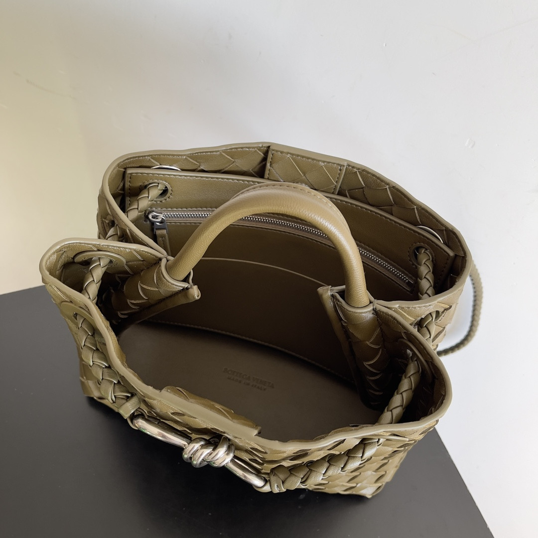 Bottega Veneta Small Andiamo 25x22x10.5cm