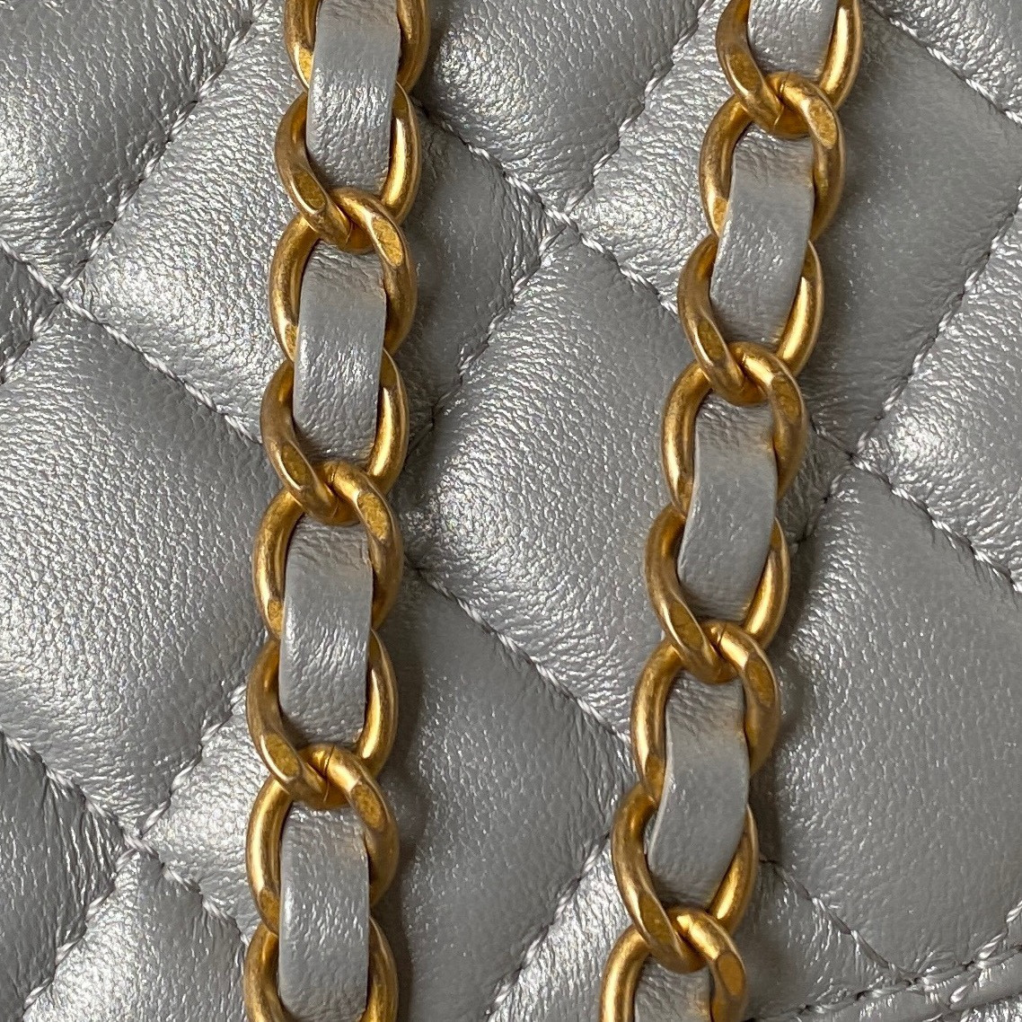 Chanel MINI CLASSIC HANDBAG WITH TOP HANDLE 12 × 20 × 6 CM